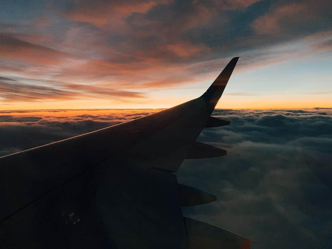 佐々木まゆのインスタグラム：「飛行機からの朝日が綺麗すぎた〜〜 韓国、フィリピンから帰ってきた🇵🇭🇰🇷 2週間最高に楽しかったですありがとうございました」