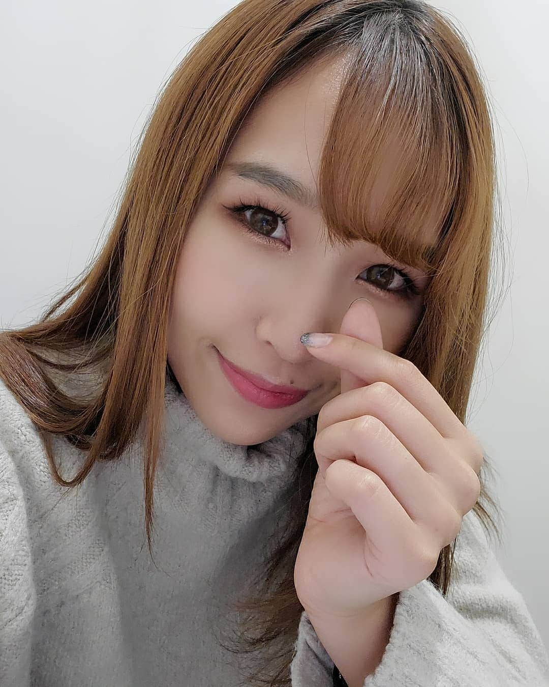 佐藤夏希のインスタグラム：「寒くなってきましたね(TT)  朝お布団から出るのが嫌になってきた‥（笑）  でも夜寝るときにすばるんが先に寝てるから  お布団ぬくぬくで幸せなんだ♡  昨日は 東京中央美容外科新宿院 @tcbshinjuku にいってきたよ♡  二週間経って昔の写真見比べると フェイスラインがめっちゃすっきりしたのがわかって嬉しい♡♡♡ 三枚目が前の写真だよ😋 わたしは 塩満先生 @tcb_shiomitsu に担当してもらいました♡ * * * #リフトアップならTCB東京中央美容外科  #美容整形ならTCB東京中央美容外科  #東京中央美容外科  #美容外科#新宿#東京中央美容外科新宿院#塩満恵子#TCB式小顔美肌再生#リフトアップ#PR」
