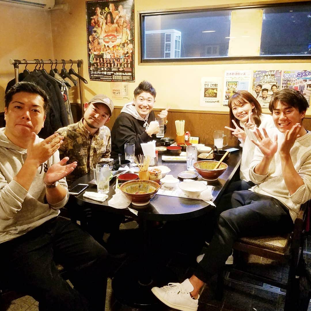 レイチェルのインスタグラム：「先日。  MBSの三ツ廣アナとラジオ関西の津田アナとの会。  に、途中から別府くんと富ちゃんも来て、爆上がりましたよ！  そして最終的には、その日石垣島に旅行に行っていた、  はじりくん&からし蓮根・伊織くんとテレビ電話をしながら飲んでましたよ！  どこに居ても繋がってられるって素敵なことだよね！  とぉーーーか言っちゃってぇ～！！！！！ 😁😁😁😁💨💨💨💨💨🎶🎶🎶🎶🎶✨✨✨✨✨」
