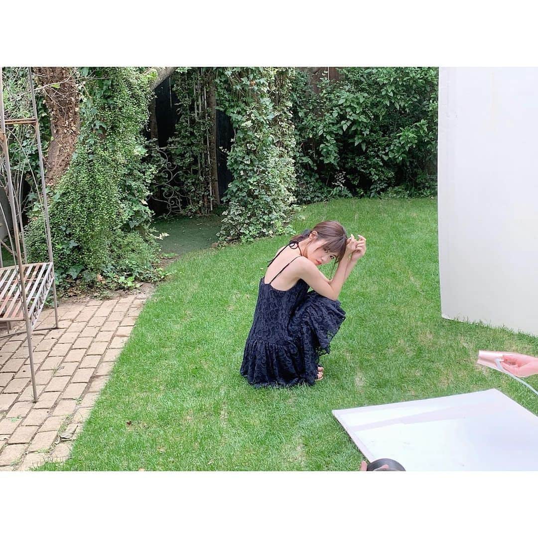 のインスタグラム：「FLASHさん　撮影の時の写真🤳  めちゃくちゃ寒い中大人の方がみんな外で毛布すぐ渡してくれたりですごく人の暖かさに触れられました🥺うれしかった  #FLASH #グラビア　#水着　#iDOL #オフショット」