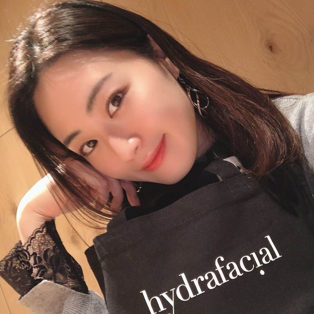 朝倉恵理子のインスタグラム：「@hydrafacial.jp 様のイベントにお邪魔してきました💕  鼻と唇のトリートメントをしていただいて、鼻は毛穴レスになって手触りもツルツルに😍 唇は縦じわがなくなってふっくらピンク色のモテリップに💋  お土産もたくさん頂きました✨  またクリニックに施術してもらいに行こうと思います！  ありがとうございました😊  #hydrafacial #美肌」