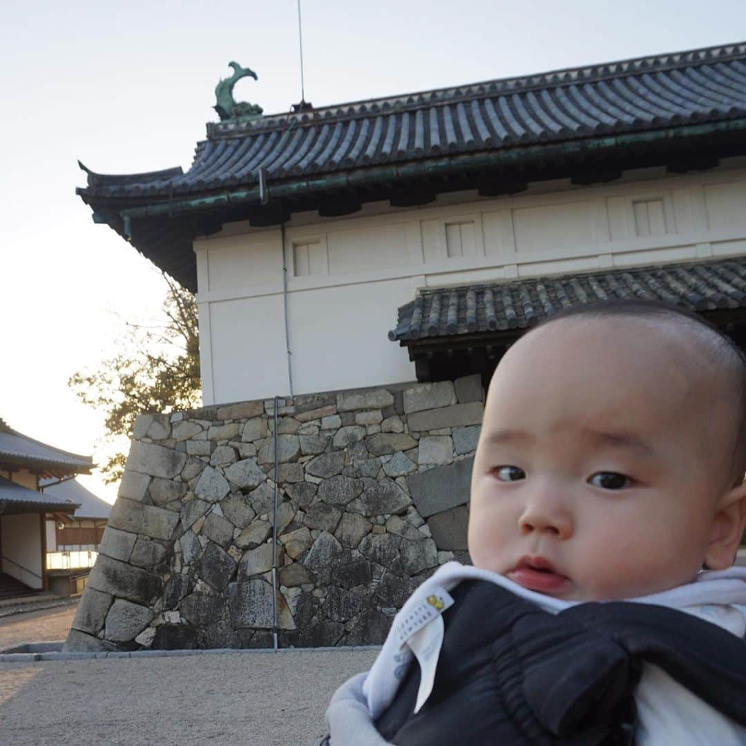 凰津りささんのインスタグラム写真 - (凰津りさInstagram)「佐賀城🏯 . . つ、つ、ついにっっ‼️ 念願の佐賀城へ🏯 行って参りました‼️ . 一枚目の写真が、 鍋島直正公と利直のツーショットなのですが、、、ご先祖様との有り難い一枚を撮影出来て母感動🥺✨ . 佐賀城では素読体験も出来るし、私も弘道館の一員として素読体験が出来てホンマに楽しかった~❤️ . なんで入城料が無料なのか不思議なくらいの規模ですわ💦 . . 佐賀藩の歴史を更に深く、 そして、佐賀藩が日本の文明開花に与えた影響の大きなこと大きなこと✨ 偉大な御先祖様のルーツを知れた素晴らしい佐賀城の旅でした🏯 . . #佐賀城 #佐賀城本丸歴史館  #徴古館　は閉館してた💦 #佐賀の人　みんな優しい❤️ でも、何言ってるかほとんどわからんww .」11月27日 18時51分 - outsu.risa95