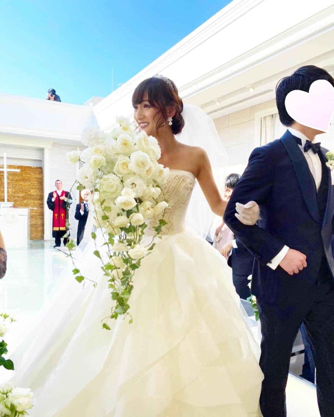 小林真由さんのインスタグラム写真 - (小林真由Instagram)「⋆﻿ ⋆﻿ 先日るびびの結婚式へ♡﻿ 可愛くて美しくて﻿ みんなで終始うっっとりな結婚式でした☺️💕﻿ ﻿ 大学時代、サークルの新歓に来ていたるびを見た瞬間﻿ 天使!!😍　と一目惚れしたのをまだ覚えてる。 もう10年ちょっとが経ったなんて﻿ 信じられないです。 そんなるびの最高の日をお祝いさせてもらえて 感慨深かった🥂 ﻿ いつ会っても礼儀正しく芯があって﻿ 内面も美しいるびび。﻿ 幸せそうなお二人、ご家族を見て﻿ こちらも幸せをお裾分けしてもらいました♡﻿ みんなで出席できたのも 嬉しかったなぁ。 本当におめでとう☺️💕﻿ ﻿ #結婚式 #花嫁 #ウエディングドレス #披露宴 #wedding ﻿ #おめでとう　#末永くお幸せに #👰💍　﻿」11月27日 18時43分 - mayukobayashii