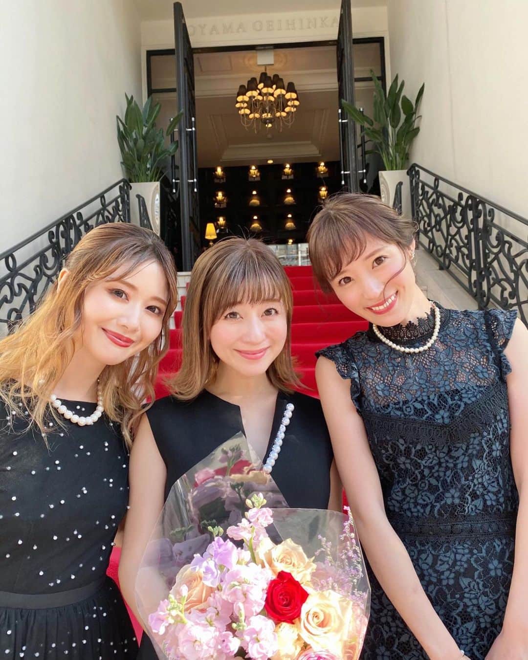 小林真由のインスタグラム：「⋆﻿ ⋆﻿ 先日るびびの結婚式へ♡﻿ 可愛くて美しくて﻿ みんなで終始うっっとりな結婚式でした☺️💕﻿ ﻿ 大学時代、サークルの新歓に来ていたるびを見た瞬間﻿ 天使!!😍　と一目惚れしたのをまだ覚えてる。 もう10年ちょっとが経ったなんて﻿ 信じられないです。 そんなるびの最高の日をお祝いさせてもらえて 感慨深かった🥂 ﻿ いつ会っても礼儀正しく芯があって﻿ 内面も美しいるびび。﻿ 幸せそうなお二人、ご家族を見て﻿ こちらも幸せをお裾分けしてもらいました♡﻿ みんなで出席できたのも 嬉しかったなぁ。 本当におめでとう☺️💕﻿ ﻿ #結婚式 #花嫁 #ウエディングドレス #披露宴 #wedding ﻿ #おめでとう　#末永くお幸せに #👰💍　﻿」