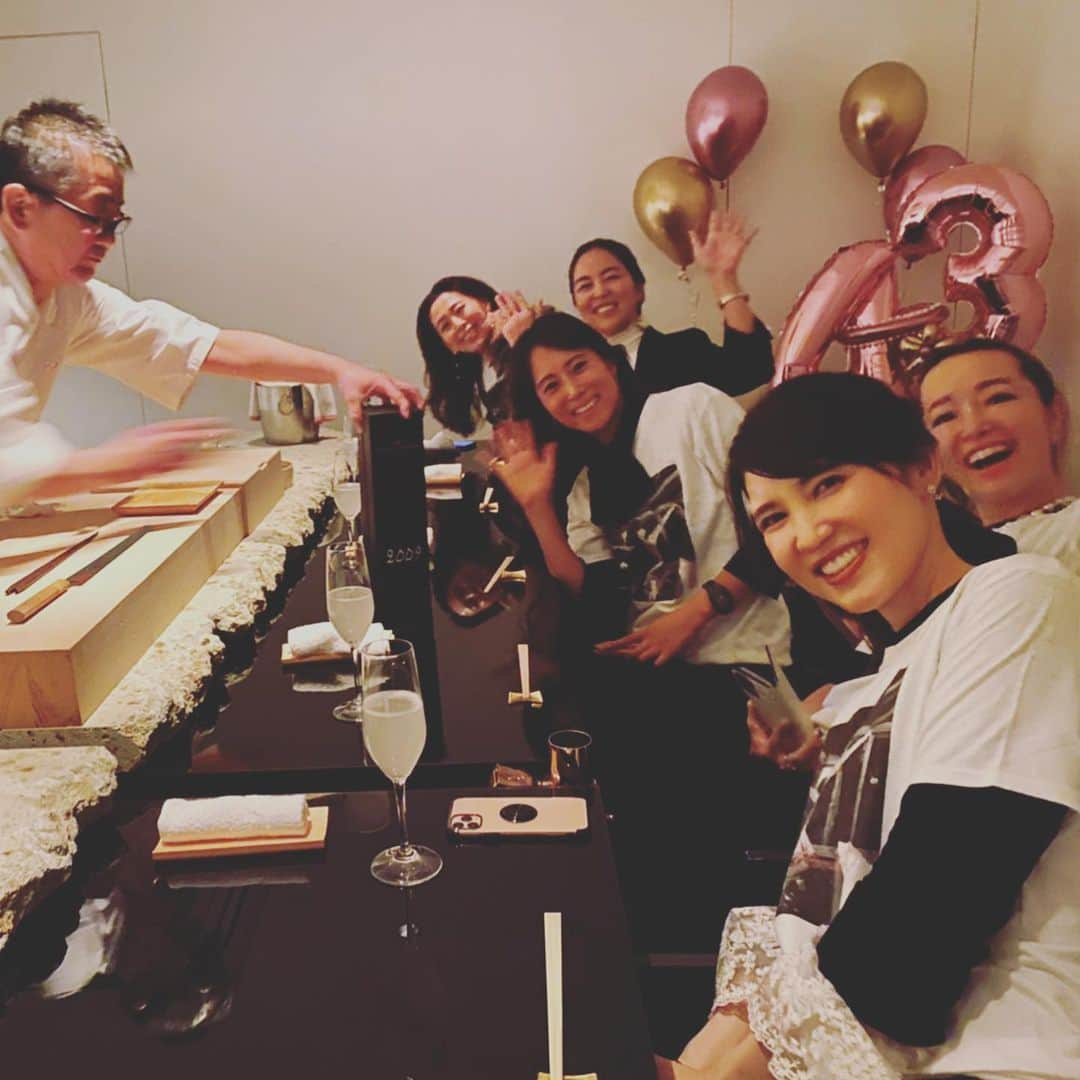 野沢和香さんのインスタグラム写真 - (野沢和香Instagram)「大好きなお友達✨のbirthday🎉 賢く、美しく、優しいスーパーウーマン💃由美子！  いつも皆に、知恵とポジティブpowerをくれるハートフルな人❤️ そんな由美ちゃんを囲んで、皆で由美子Tシャツを着て🤣カウンターでお寿司⤴︎のbirthday！ 最高でした！  皆、いくつになっても、 おもしろすぎて、 話しと笑いが1秒も止まらない💜  皆がとにかく最高なんです😂  Happy  Happy Birthday 由美ちゃん❣️ 色々と手配してくれたスーパー幹事のマッキー　@tamarumaki  ありがとう🙏  寿司よしいさんのお寿司も、 @sorpresaballoon のセンス抜群のバルーンも素晴らしいかった👏✨ 最近では🎈、 オバッチweddingでも ( @satoko_sun .) 町田のbirthdayでも　( @hiroyo1004 ) の時もこちらのバルーン🎈にお世話になりました🙏💜 あかねさん、ありがとうございます。」11月27日 18時44分 - wakanozawa