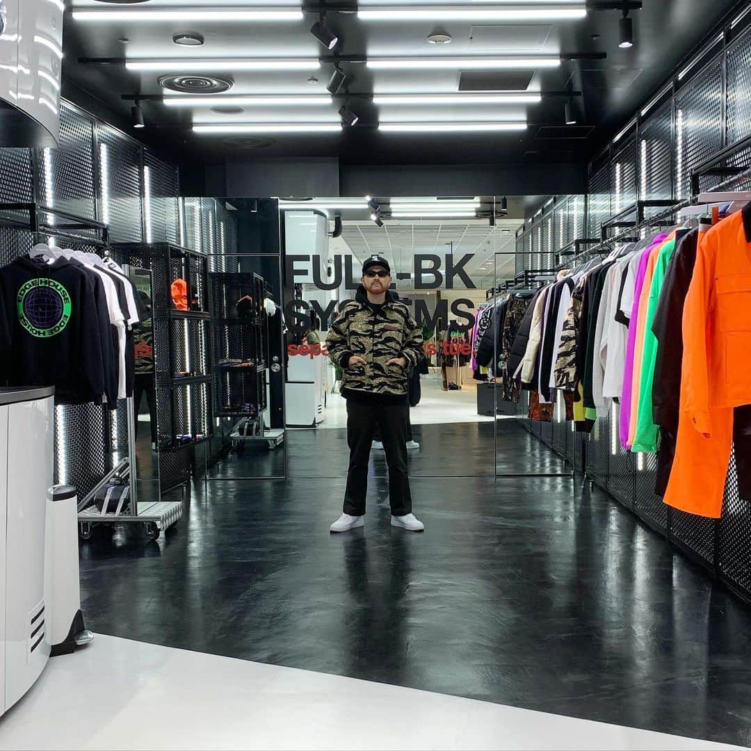 のインスタグラム：「渋谷PARCOで開催中です😘👍🏻✨ 【FULL-BK & EDGE HOUSE POP-UP STORE at SHIBUYA PARCO “VERTICAL GARAGE”】 Date: Nov. 25th - Dec. 6th  Place: Shibuya PARCO 3F, 15-1 Udagawa-cho Shibuya Tokyo 150-0042 Japan  そして金曜日はルーフトップパークで "EDGE HOUSE"FREE PARTYを開催！！！🔥🏠 こちら6pm〜10pmなので勿論未成年入場可！！ そして何と入場無料！！！！毎週末大好評開催中の "EDGE HOUSE"未体験の方達も全員集合お願いします😄  #渋谷PARCO  #shibuyaparco  #verticalgarage @fullbk  @edgehouse_tokyo  @vertical_garage @parco_shibuya_official」