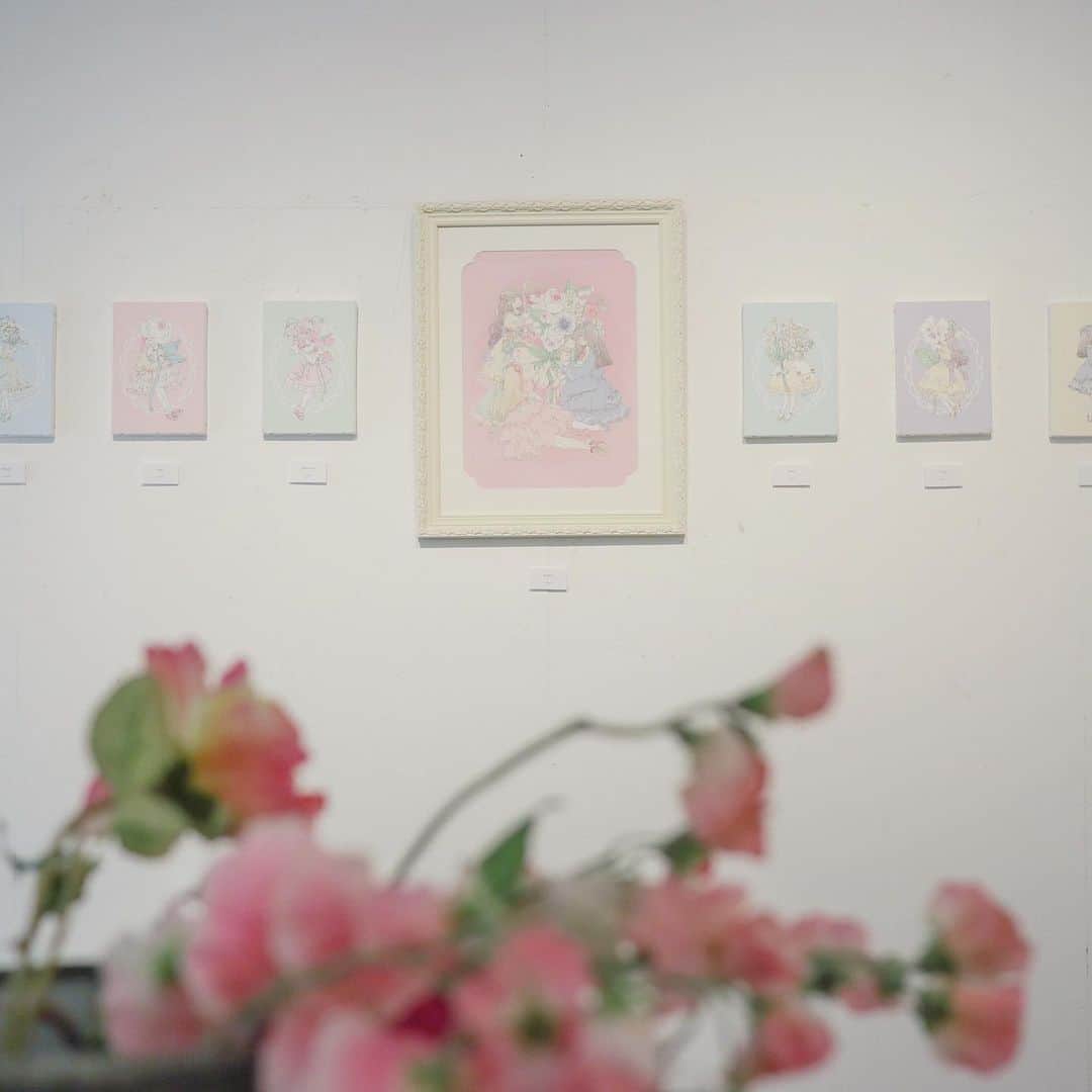 今井キラのインスタグラム：「個展の会期も残り4日となりました。﻿ 今年最後の展示ですのでお時間ありましたらお立ち寄り頂けたら嬉しいです💐﻿ ﻿ 今井キラ個展「Note」﻿ 会場︱パラボリカ・ビス﻿ 東京都台東区柳橋2-18-11﻿ 営業時間︱月木金／13時〜20時　﻿ 土日祝／12時〜19時［火水休館］」