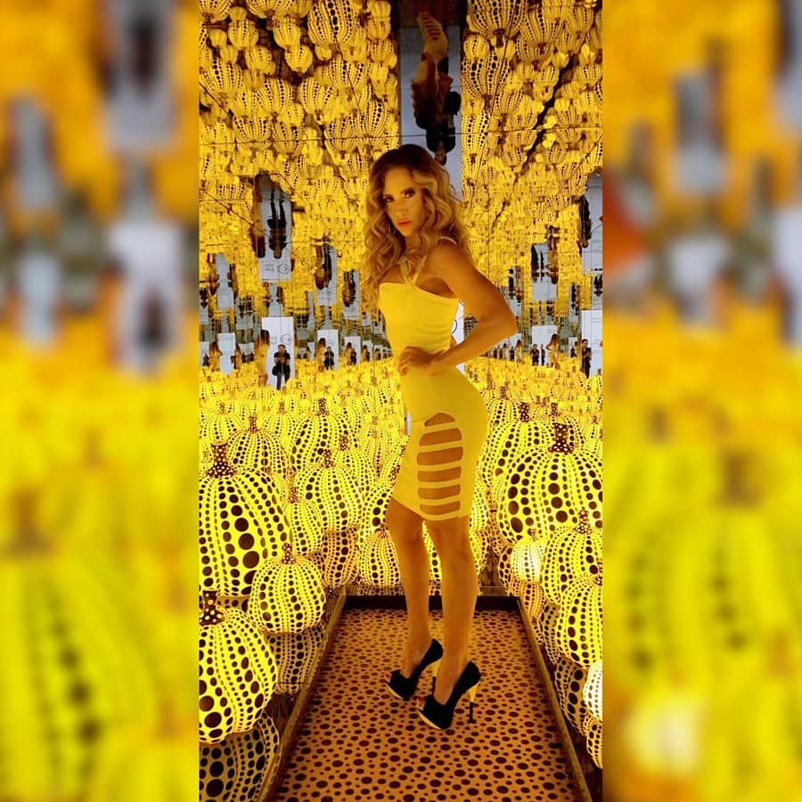 ジェニファー・ニコール・リーさんのインスタグラム写真 - (ジェニファー・ニコール・リーInstagram)「💛🖤💛JUST LOOK AT ALL THESE PUMPKINS! Infinity & eternal yellow & black polka dotted pumpkins vibes for days! 💛🖤💛In honor of Thanksgiving, I’m showcasing my “pumpkin love” on an all time HIGH! 💛 My creative juices have been overflowing overtime, as I wanted to combine fashion, glamour, physique modeling, along with some of the most beautiful & popular, highly visited art exhibits here in Miami in honor of Art Basel, where some of the most prolific and powerful artists, art enthusiast, art brokers, & collectors convene in Miami for a week long art celebration starting next week! 💛 I actually had a wait one hour in line, and I was only allowed one minute inside this exhibit! Quite the experience! It reminded me to be grateful for the simple things we take for granted, such as freedom, freedom of expression, of speech, as we truly live in such a beautiful world! What are you grateful for? Post below as I love to know! And swipe all the way to see a video walking into this jaw-dropping exhibit for the first time! This exhibit is by a 91-year-old female artist who was born in 1929 in Japan, @yayoikusama_ 🙏💪✌️at the @icamiami 💛 Wishing you all the most amazing Thanksgiving ever – my son comes home from college, we’re gonna have the biggest family feast ever, but first I train live today at 8 AM at my online fitness studio worldwide at @jnlgymvip 💪Join the drama-free fitness fun! Get results that are nothing less than a “MASTER PEICE”! SPEAKING OF MASTER PEICE, THANK YOU @popovic_silvija FOR THE VIP LOVE IN TAMPA! Grateful to have been interviewed on your “The Boss Talk Show” with a viewership at 11 million in Europe! God bless you! It was so amazing finally meeting you in person!🎨🎭xxxooo JNL #Art #Love #Thanksgiving #Grateful #Fashion #Glamour #FitnessArtist #Movement #MindfulMovement #Modeling #Stilettos #Neon #Pumpkins #Holidays #2020Vision #StrikeAPose #Electric #NeonDreams #YelloPumpkins #Polkadots #Influencer #Author #MagazineCoverModel #Gratitude #jennifernicole #jnlvip #LetsGiveThanks #futuressobright 💛」11月27日 18時55分 - jennifernicolelee