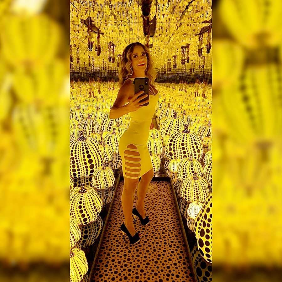ジェニファー・ニコール・リーさんのインスタグラム写真 - (ジェニファー・ニコール・リーInstagram)「💛🖤💛JUST LOOK AT ALL THESE PUMPKINS! Infinity & eternal yellow & black polka dotted pumpkins vibes for days! 💛🖤💛In honor of Thanksgiving, I’m showcasing my “pumpkin love” on an all time HIGH! 💛 My creative juices have been overflowing overtime, as I wanted to combine fashion, glamour, physique modeling, along with some of the most beautiful & popular, highly visited art exhibits here in Miami in honor of Art Basel, where some of the most prolific and powerful artists, art enthusiast, art brokers, & collectors convene in Miami for a week long art celebration starting next week! 💛 I actually had a wait one hour in line, and I was only allowed one minute inside this exhibit! Quite the experience! It reminded me to be grateful for the simple things we take for granted, such as freedom, freedom of expression, of speech, as we truly live in such a beautiful world! What are you grateful for? Post below as I love to know! And swipe all the way to see a video walking into this jaw-dropping exhibit for the first time! This exhibit is by a 91-year-old female artist who was born in 1929 in Japan, @yayoikusama_ 🙏💪✌️at the @icamiami 💛 Wishing you all the most amazing Thanksgiving ever – my son comes home from college, we’re gonna have the biggest family feast ever, but first I train live today at 8 AM at my online fitness studio worldwide at @jnlgymvip 💪Join the drama-free fitness fun! Get results that are nothing less than a “MASTER PEICE”! SPEAKING OF MASTER PEICE, THANK YOU @popovic_silvija FOR THE VIP LOVE IN TAMPA! Grateful to have been interviewed on your “The Boss Talk Show” with a viewership at 11 million in Europe! God bless you! It was so amazing finally meeting you in person!🎨🎭xxxooo JNL #Art #Love #Thanksgiving #Grateful #Fashion #Glamour #FitnessArtist #Movement #MindfulMovement #Modeling #Stilettos #Neon #Pumpkins #Holidays #2020Vision #StrikeAPose #Electric #NeonDreams #YelloPumpkins #Polkadots #Influencer #Author #MagazineCoverModel #Gratitude #jennifernicole #jnlvip #LetsGiveThanks #futuressobright 💛」11月27日 18時55分 - jennifernicolelee