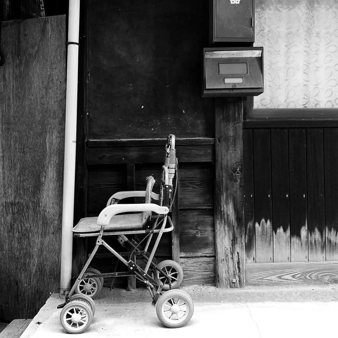 naotakeのインスタグラム：「カート - A cart / iPhone XR + Snapseed, 20191128 . . . . #spicollective #royalsnappingartists #infamous_family #rsa_main #infinity_photo_cult #2_fineart #jp_gallery_member #jp_gallery_bnw #trb_bnw #wp_bnw  #bnw_life #bnwlife_member #bnw_life_shots #bnw_captures #world_bnw #top_bnw #team_jp_ #team_jp_モノクロ #ig_energy_bw #ig_nihon #streetphotographybnw #igersjp #blackandwhite #bnw #bnwphoto #monochrome #bw #bnwphotography #ShotOniPhone #asahi_photocon」