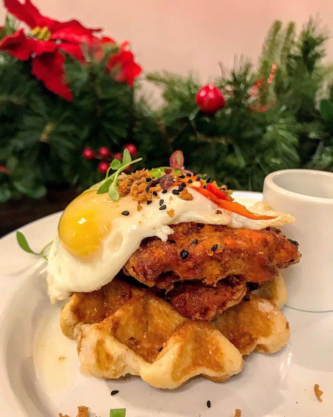 Eat With Steph & Coさんのインスタグラム写真 - (Eat With Steph & CoInstagram)「A little #eggporn & #friedchicken and #waffle to start the day. With a touch of Christmas in the background. Less than 30 days to go - who’s ready for festive feasting? 😝📸 @vernahungrybanana #invite #bottomless #brunch #weekend #eggs #indian #closeup #yolkporn #festiveseason #prettyfood」11月27日 18時58分 - eatwithsteph_ldn