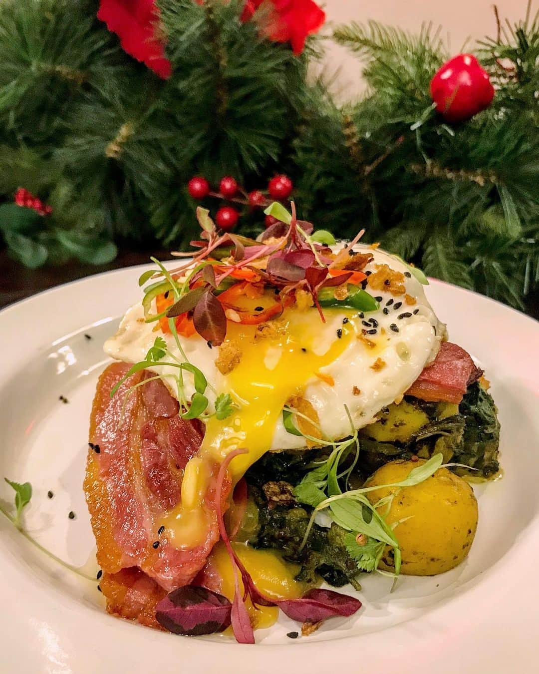 Eat With Steph & Coのインスタグラム：「A little #eggporn & #friedchicken and #waffle to start the day. With a touch of Christmas in the background. Less than 30 days to go - who’s ready for festive feasting? 😝📸 @vernahungrybanana #invite #bottomless #brunch #weekend #eggs #indian #closeup #yolkporn #festiveseason #prettyfood」