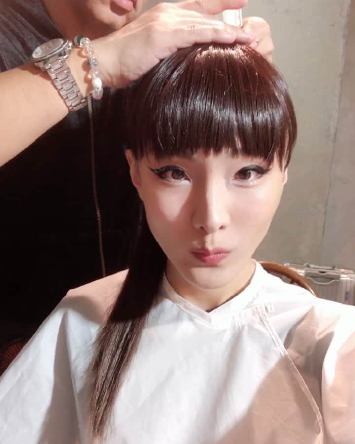 HILOCO aka neroDollのインスタグラム：「前髪に挑戦🎵Try straight bangs❣️ swipe >>> 秋元梢ちゃん風目指してるんだけど気抜いたらアッコさんみたいになる笑🤣 #面長の悩み  #hairandmakeup #Lamborghiniday . . . . . #ponytailstyle #housemusicdj #technodj #techhousedj #femaledj #housemusiclovers #housemusiclover #deephousedj #housemusic4life #housemusicparty #womendj #japanesestyle #kimono #kimonogirl #japaneseculture #japanesekimono #着物 #和装ヘア #振袖 #着物ヘア #着物ヘアアレンジ #lamborghini #ランボルギーニ #前髪アレンジ #ポニーテールアレンジ #bangstyle #着物DJ」