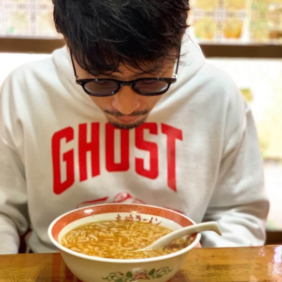 のインスタグラム：「陶芸で有名な栃木県益子町にいってきました。栃木県といえば、宇都宮ブレックスの応援でたまにいくのですが、益子町はまた違った雰囲気が楽しめてとても素敵な街でした。  紅葉の景色、澄んだ空気、温泉、癒し🤗  ノリで入ったラーメン屋“大功"の肉味噌ラーメンがあっさりしてて、めちゃウマでした。  #バチェラー #バチェラー2 #bachelorjapan #バチェラージャパン #小柳津林太郎 #ghost  #アマゾンプライム #thebachelor #rinstagram #栃木県 #益子町 #ラーメン大功 #温泉 #紅葉 #ラーメン #食べ歩き #グルメ #🌹」