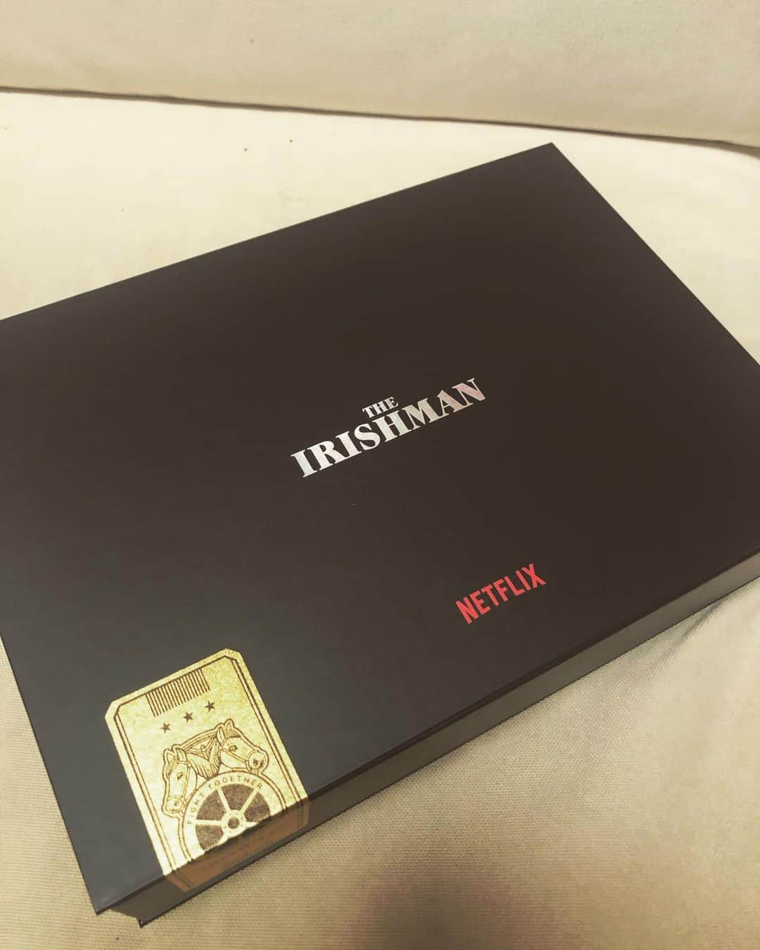 大根仁のインスタグラム：「物騒な梱包の荷物が届いていて開けたら、アイリッシュマンのプレスグッズだった。Netflixはこういうのがほんとシャレてる。今夜観ます。」