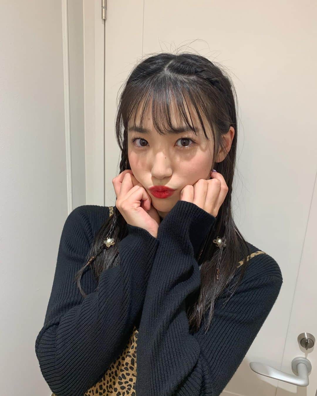 のインスタグラム：「11/27 #オルガン坂生徒会 🏫 ありがとうございました😊 「クロスフィット」初めて知ったな♪ もし、みうDの中でやってる人いたら教えて😘  そして、今日の服お気に入り♪ 全身は後ほど載せるねー‼️ #dhcコーデ  #AKB48 #下尾みう #miushitao」