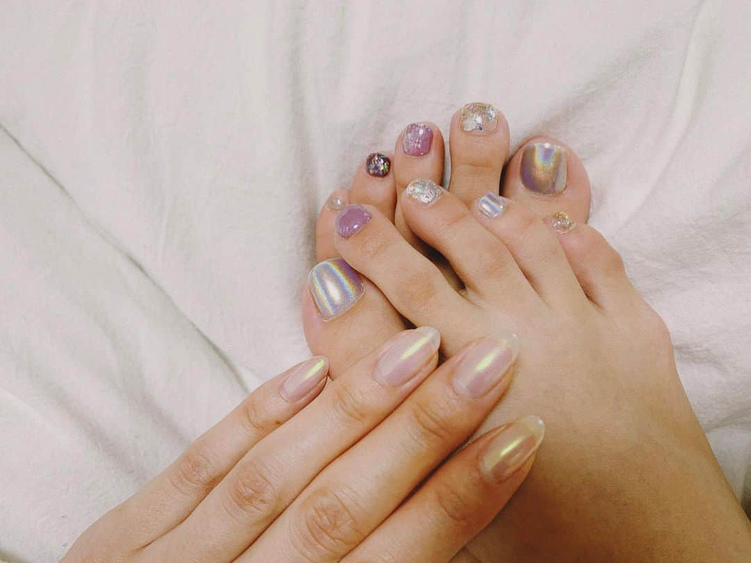 伊藤ニーナさんのインスタグラム写真 - (伊藤ニーナInstagram)「New nails💅 フットはかれこれ何度もリピートしとるデザイン。 今回３回目です😳🤭❤️ 今月のハンドはシンプルな気分でした🙃 . @kaoru_nail」11月27日 19時09分 - ninaitoh