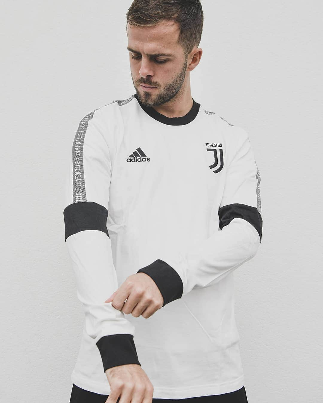 ユヴェントスFCさんのインスタグラム写真 - (ユヴェントスFCInstagram)「Our seasonal special range collection by @adidasfootball, AVAILABLE NOW!  #ForzaJuve #DareToCreate」11月27日 19時11分 - juventus