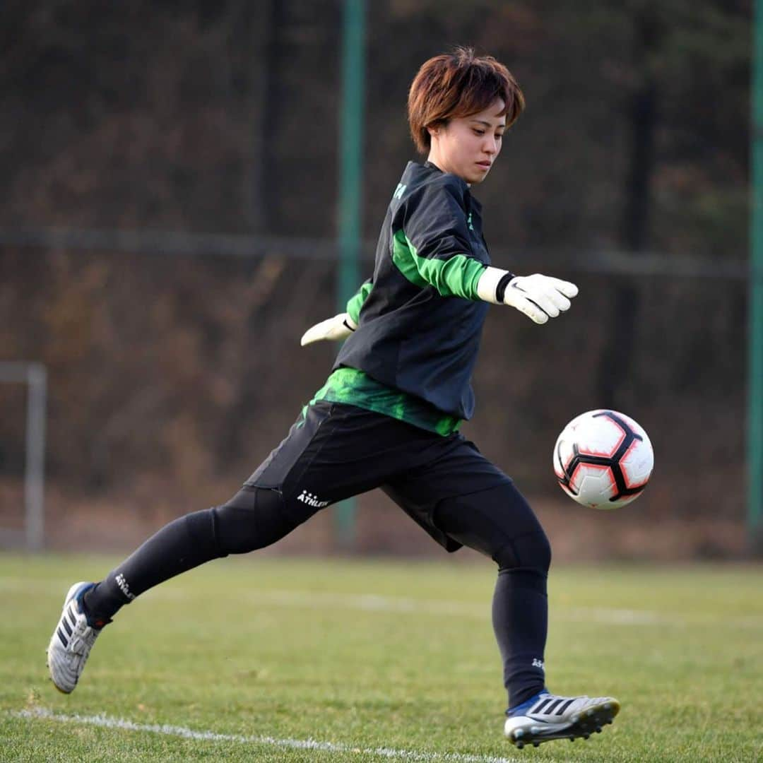 東京ヴェルディさんのインスタグラム写真 - (東京ヴェルディInstagram)「AFC女子クラブ選手権2019の初戦翌日、日テレ・ベレーザは龍仁市内でトレーニングを行いました！  試合出場メンバーはホテルでリカバリー。ピッチには10代の選手を中心にした若手選手たちが出てきました！  明日が誕生日の宮澤ひなた選手は、10代最後の練習になりました⚽️ #beleza #ベレーザ #日テレベレーザ #東京 #tokyo #AFC女子クラブ選手権 #韓国 #korea #龍仁 #yongin」11月27日 19時15分 - tokyo_verdy