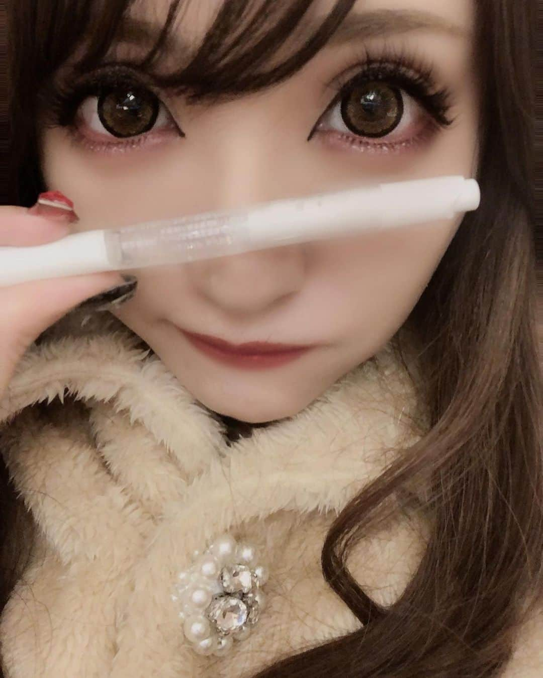 桜井莉菜さんのインスタグラム写真 - (桜井莉菜Instagram)「今回のマツエク、ボリュームラッシュを付けたかったから とりあえず自まつ毛を元気にしたくて、美容詳しい人に教えてもらったラッシュセラム(@cherinoa_onlineshop)を買ってみた💓 ペンシルタイプでコンパクトだからポーチに入れてても邪魔にならないし使いやすい❤️ 今使い始めて1ヶ月経つけど、マツエクの人にボリュームが出たねって言われた😍❤️ 嬉しみ🙈💕 マツエクの詳細もまた載せまぁす🙋‍♀️💓 #マツエク#まつ毛#マツ育#まつ毛美容液 #cherinoalashserum #cherinoa#シェリノアラッシュセラム」11月27日 19時18分 - rina__sakurai