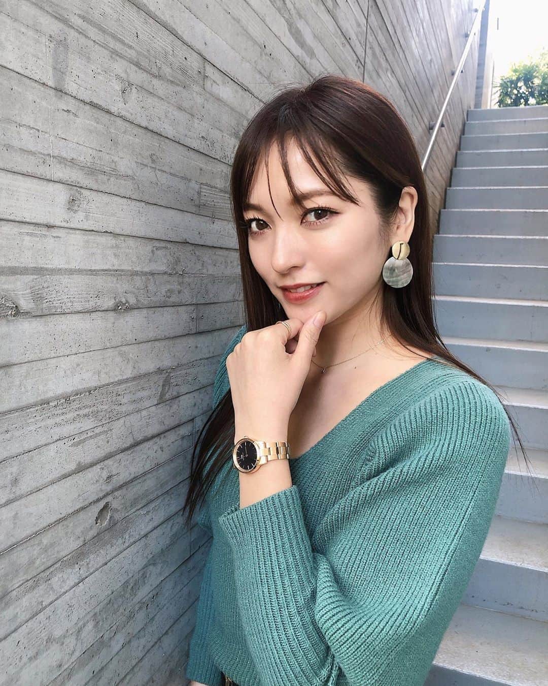 のインスタグラム：「・ BLACK FRIDAY🖤🖤🖤🖤🖤 ・ ここ最近色んなところで BLACK FRIDAYはじまりましたね😍 私の愛用している @danielwellington ⌚️も 期間限定セールが始まったよ〜🤑💕 ・ 11/25～12/2期間中、 腕時計とアクセサリーまたはストラップの購入で30%OFF🕺‼️‼️ ・ 数量限定、一部の商品が最大50%OFF‼️‼️‼️ ・ 15%OFFクーポンコード併用可能🙆‍♀️ ギフトラッピング無料🎁 ・ 間違いなく1年で1番お得に買える期間だよー💖 15%offクーポンコード →hiura (1月15日まで有効) ・ この機会にぜひゲットしてね⌚️🤑🖤 ・ ・ #danielwellington #ダニエルウェリントン #blackfriday #私も新しく新調⌚️ #dw史上1番好きなデザイン」