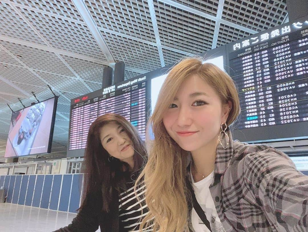 宮川杏奈さんのインスタグラム写真 - (宮川杏奈Instagram)「バカンスいってきまーす✈︎✈︎✈︎ フライングホヌ乗れるのうれぴい🐢🐢🐢 . I will go to Hawaii from now on. Make the best trip. . #フライングホヌ #flyinghonu  #ハワイ #Hawaii #Honolulu #Waikiki #旅行 #女子旅 #ハワイ旅行 #ハワイ好き  #ハワイ好きな人と繋がりたい #ハワイグルメ #ハワイ旅行 #南国リゾート #hawaiistagram  #hawaiisbestphotos  #ブラックフライデー  #blackfriday  #パーソナルトレーナー #パーソナルトレーナーの生活 #トレーニング女子  #筋トレ女子  #杏奈とママの最幸女子旅」11月27日 19時34分 - an1221na