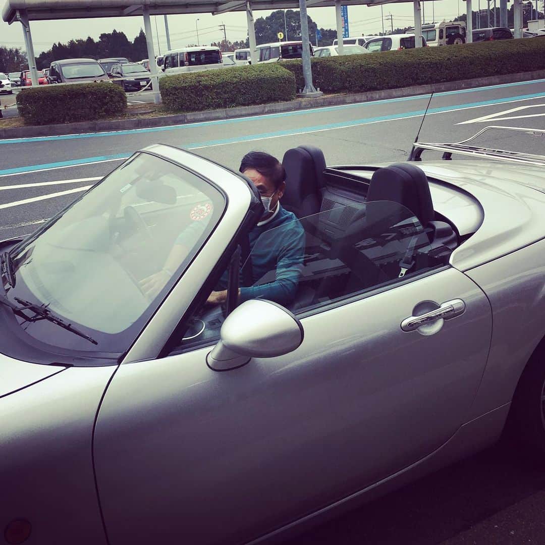 azumiのインスタグラム：「今熊本に住んでいる伯父ちゃんが空港まで送ってくれたんだけど、帰りオープンにして走り去って行った🏎 #最高のゴーカートとか言ってた #長い間海外で仕事していた #今でもギラギラしている #日々ゴルフの #最高の伯父  #顔が濃いのは家系  #お婆ちゃんは車高が低くて嫌らしい #熊本の血」