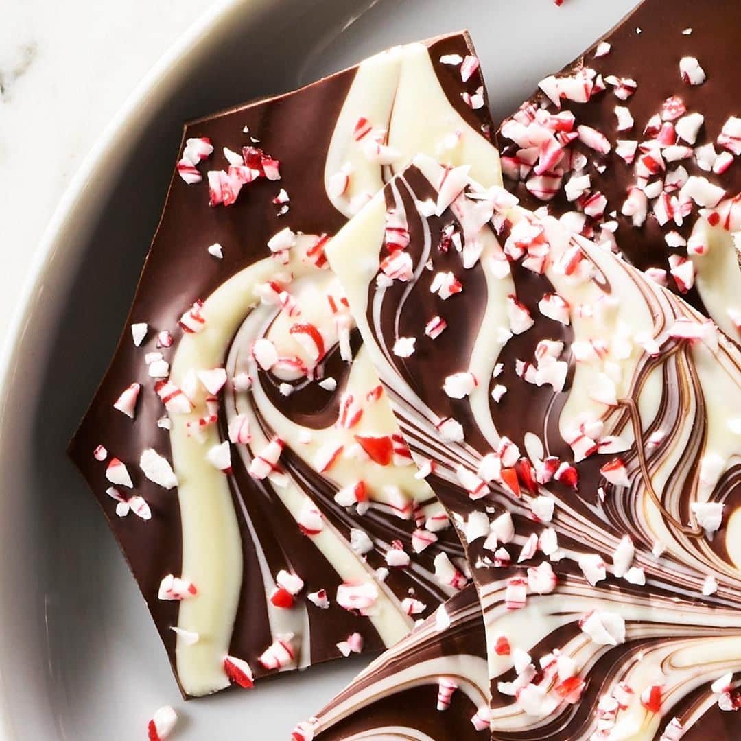 GODIVAさんのインスタグラム写真 - (GODIVAInstagram)「With crunchy bits of peppermint drizzled over a swirl of rich dark and creamy white chocolate, GODIVA Peppermint Bark is sure to be the go-to snack at any get-together this season.」11月28日 1時06分 - godiva