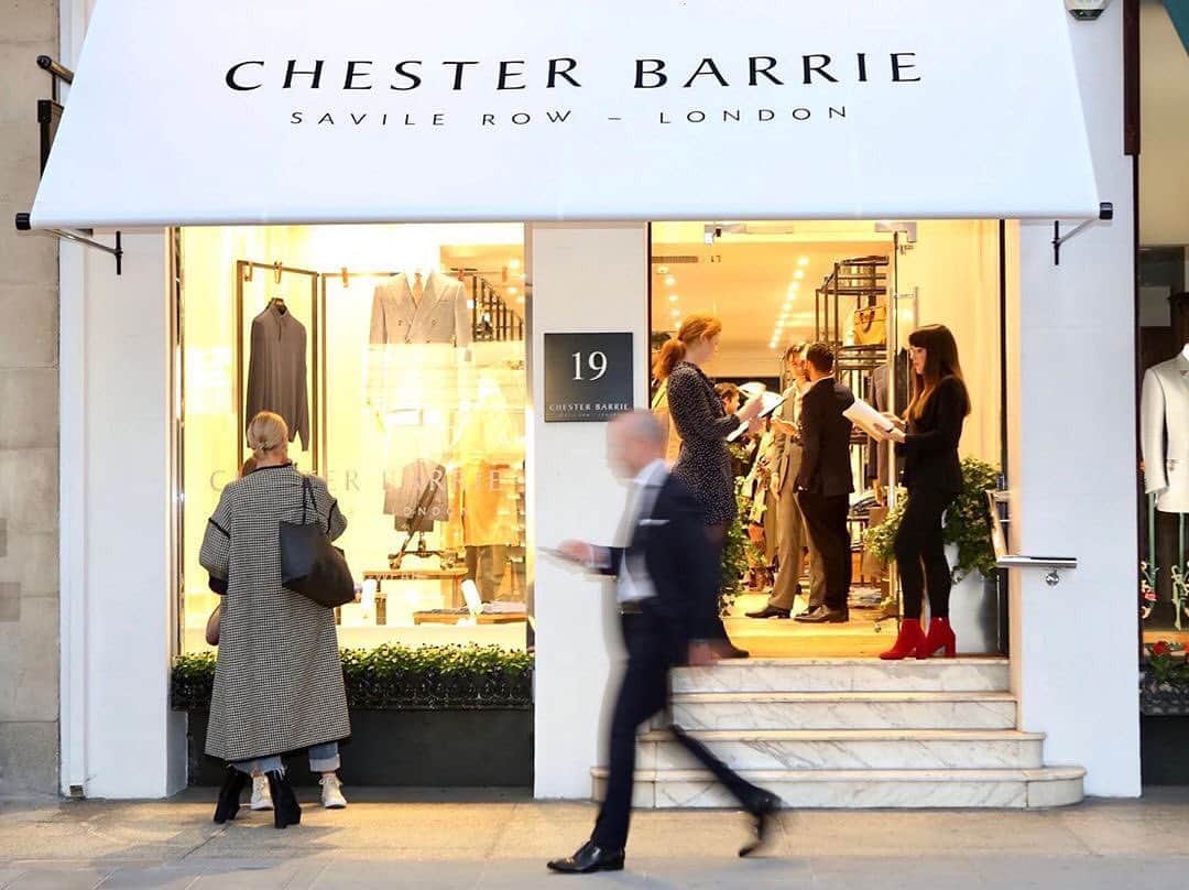のインスタグラム：「With the Christmas lights up (switched on by fashion icon @davidgandy_official no less) and December around the corner, the Row is starting to feel rather festive.  Come see for yourself with a visit to our flagship store at 19 Savile Row where you’ll also discover 50% off all Chester Barrie in the Black Friday sale. . . . . #ChesterBarrie #BlackFriday #BlackFridaySale #Sale #AW19 #ShopTheLook #CBstyle #TailoredToFit #SavileRow #MenWithStyle#Fashion #MensStyle #Style #Tailoring #Menswear #Jacket #MensFashion #BritishFashion #MensLifestyle #London #NewCollection #Suits #Jacket #Fabric #British #Italian」