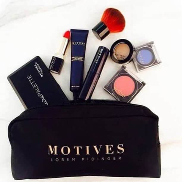 Motives Cosmeticsさんのインスタグラム写真 - (Motives CosmeticsInstagram)「What are you packing in your makeup bag for Thanksgiving travels? . . . . . #motivescosmetics #motives #makeup #beauty #makeupartist #mua #girlboss #entrepreneur #beyourownboss #BeautyEveryday #ArtistsWeLove #ShareBeauty #everydaybeauty #proartist」11月28日 1時00分 - motivescosmetics