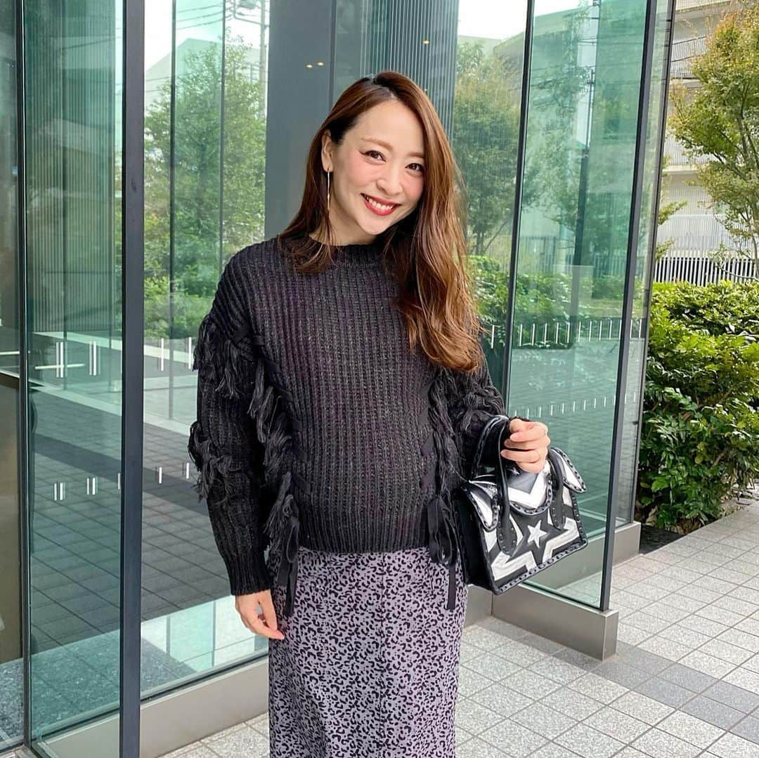 磯部奈央さんのインスタグラム写真 - (磯部奈央Instagram)「coordinate☺︎ . すっかり厚手のニットが活躍する季節になったなぁ❄️ . 一目惚れした、@esutoreja のフリンジリボンニットをさっそく着ました🧶♡ ざっくり感がタイプ😍 . . #tops ... #esutoreja  #skirt ...#nostalgia  #bag ...#gracecontinental . . . #coordinate #ootd #instafashion #コーデ #シンプルコーデ #ファッション #コーディネート #fashion #outfit #esutorejasnap #esutorejaコーデ #マタニティコーデ #マタニティライフ #妊娠中 #妊婦 #妊婦コーデ #臨月 #臨月コーデ」11月28日 1時05分 - nao_isobe729