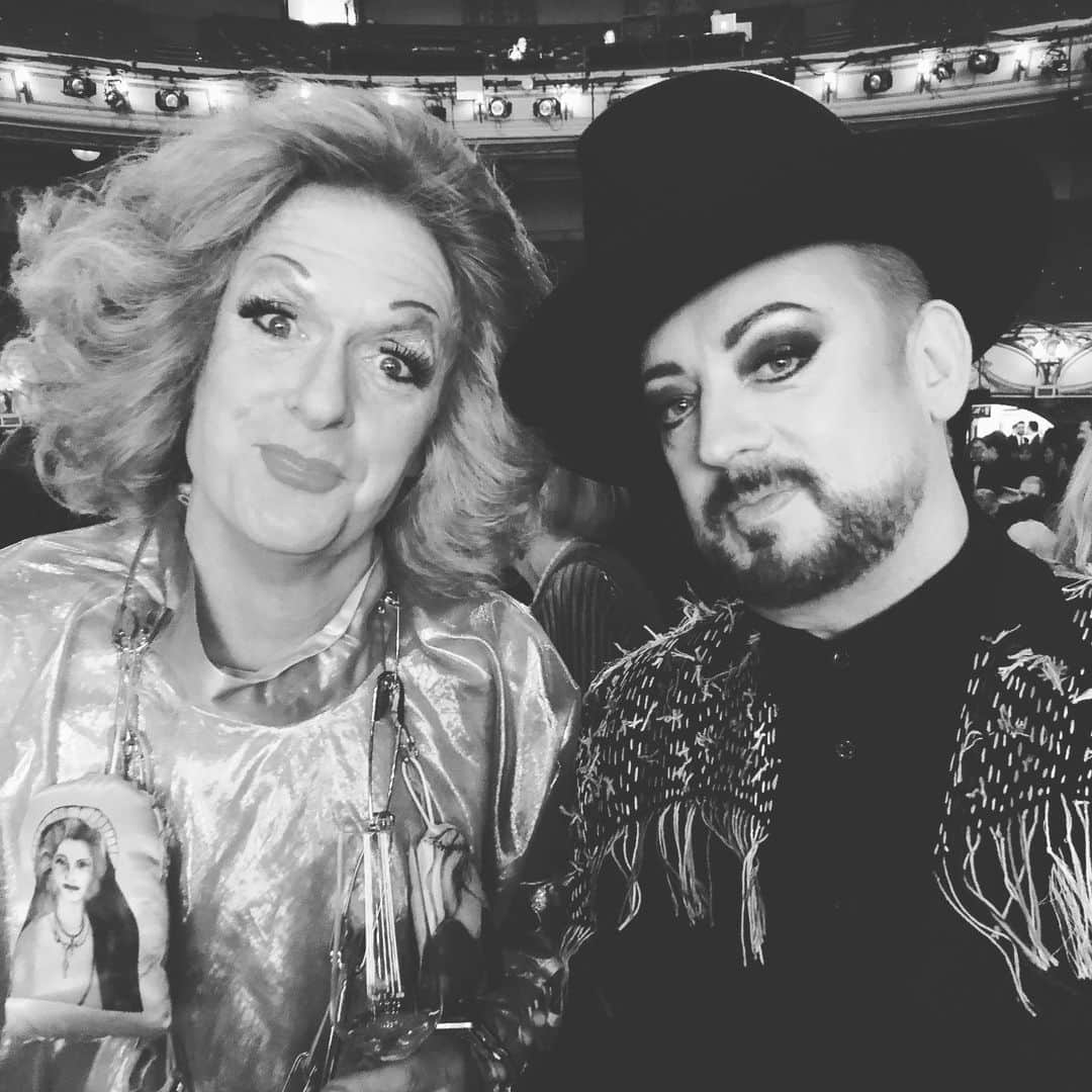 ボーイ・ジョージさんのインスタグラム写真 - (ボーイ・ジョージInstagram)「With Grayson at The Coliseum! #GraysonPerry #boygeorge @alanmeasles」11月27日 19時42分 - boygeorgeofficial