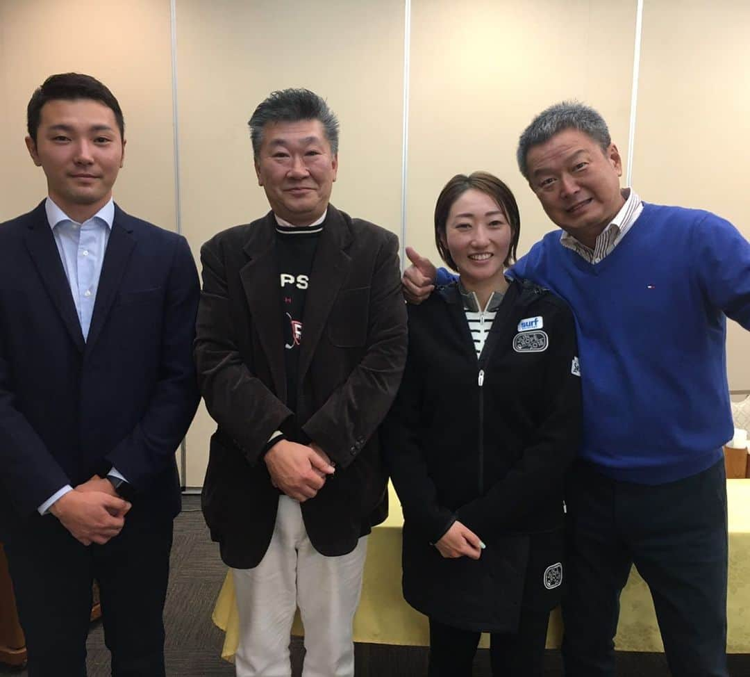 飯島茜さんのインスタグラム写真 - (飯島茜Instagram)「今日は、スポンサーをして頂いてるムサシノ住建さんのコンペでした。 とてもお茶目な社長です笑 山崎社長、福原さん、野呂くん今年もありがとうございました😊 #ムサシノ住建」11月27日 19時42分 - akaneiijima711