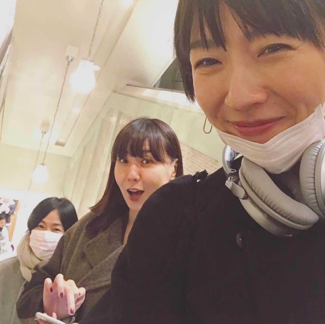 土岐麻子さんのインスタグラム写真 - (土岐麻子Instagram)「昨日、酒井若菜ちゃんがチャンネルの旗揚げ公演に連れて行ってくれて、西田尚美さんと三人で鑑賞しました。  疲れないいい椅子に座りながら、国際フォーラムの舞台をこんなに近く感じることはこれまでになかったな、と思いました… 一枚目の写真は公演のなかで強いられたポーズの再現です。  めちゃくちゃ面白かったです！  ちなみに、私たちはメルマガ・marble（二つ前の投稿にその詳細を記しています）のメンバーです。ぜひご一読を！💌」11月27日 19時42分 - tokiasako