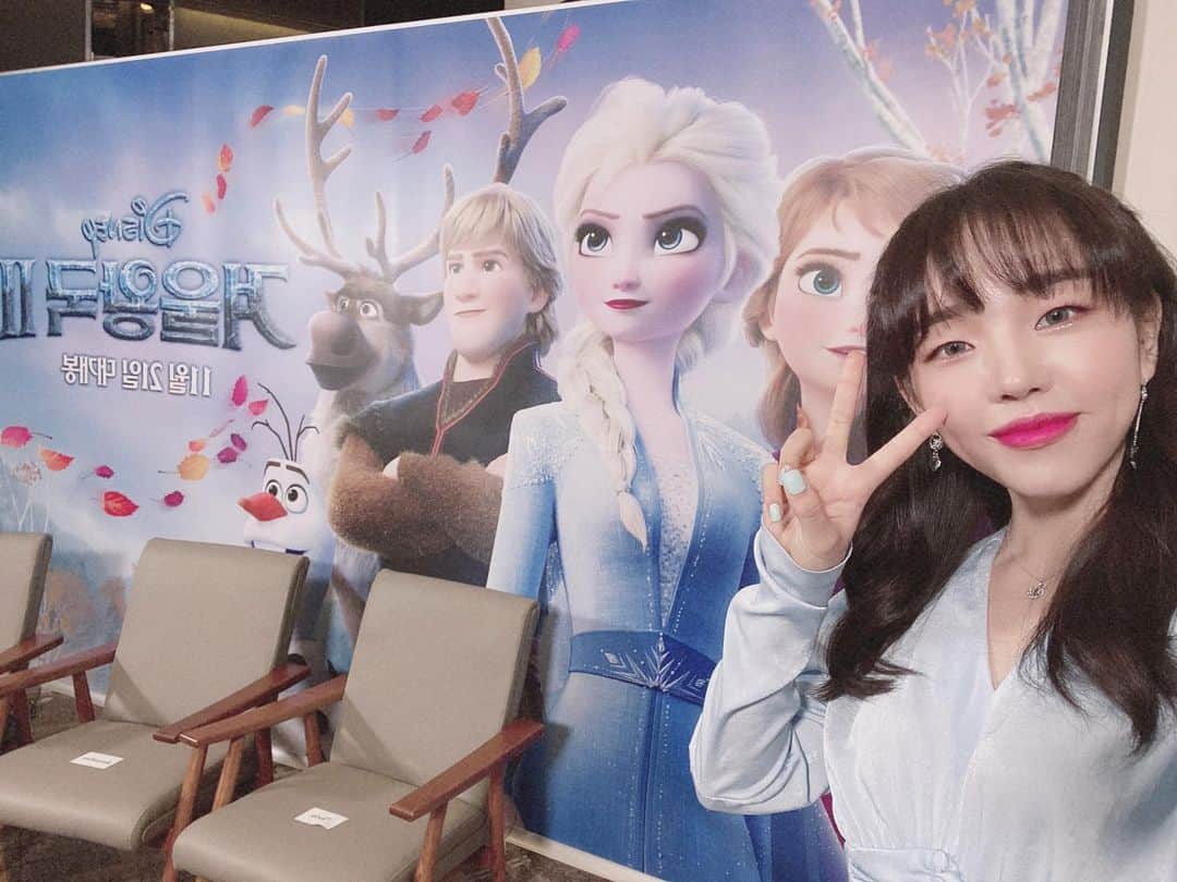 ペク・アヨンさんのインスタグラム写真 - (ペク・アヨンInstagram)「디즈니의 팬이라는게 그 어느때보다  자랑스러웠던 시간!! 크리스 벅, 제니퍼 리 감독님과 피터 텔 베코 제작자님과  함께 잊지 못할 추억을 남기고 왔어요!  여러분들도 네이버 NOW에서 같이 즐겨요!! ❄️❄️❄️ #NOW온에어 #네이버나우 @now.kr  #겨울왕국2 #Frozen2 #백아연」11月27日 19時35分 - ayeoniiiiii