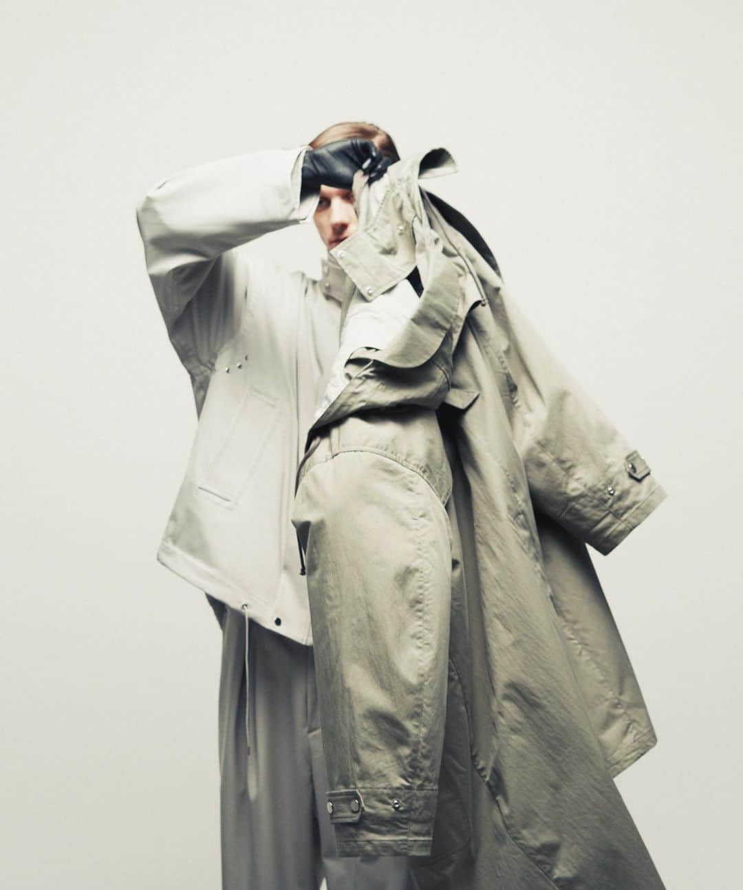 ウィザードのインスタグラム：「WIZZARD 2019 FALL WINTER COLLECTION “INTERACTION”  MOD’S COAT  オリジナルのナイロンツイルを使用。 ナイロン混のコットンツイルはハリ感のある風合いが特徴。 British Royal Navy Windproof Smock からイメージしたフードに加えトレンチコートの要素を兼ね備えたモッズコート。  https://wizzard.stores.jp/  #wizzard_fac #wizzard #fashion #tokyofashion #streetfashion #fashionphoto #streetwearbrand  #streetwearaddicted #19aw #designersbrand #domesticbrand #tokyofashionweek #2019aw」