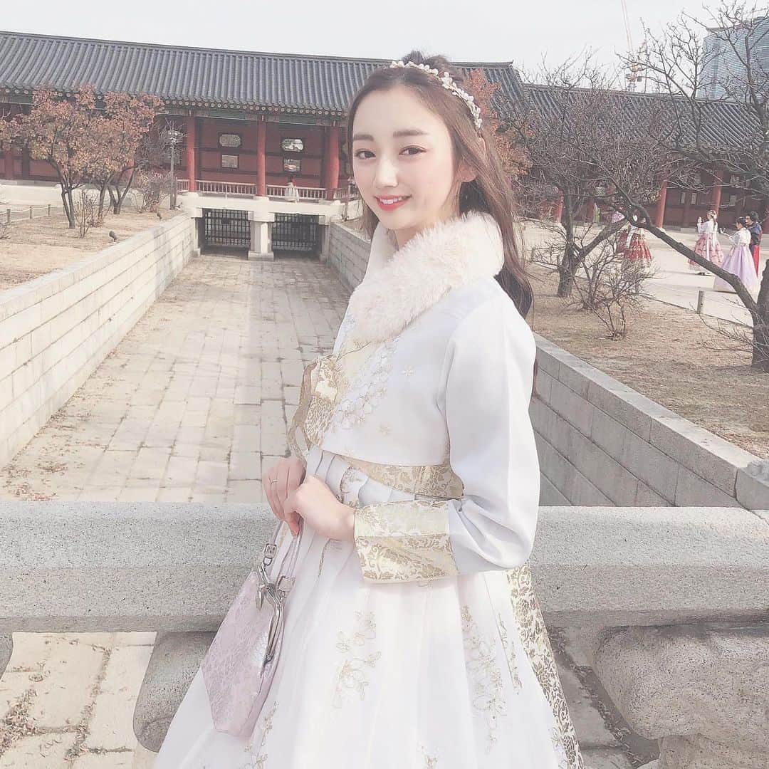 のインスタグラム：「首のフワフワつけると可愛い💕 冬しかできないっ✨✨🙌🏻 チマチョゴリの写真はこれで最後かな🐥🇰🇷 #한국여행 #한복 #경복궁 #일본모델 #20살 #00년생 #팔로우 #ちまちょごり #チマチョゴリ #景福宮 #韓服 #韓国旅行 #韓国ファッション #韓国メイク #韓国すきな人と繋がりたい」