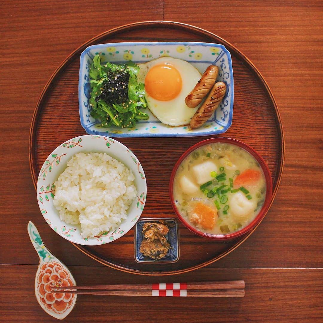 Kaori from Japanese Kitchenさんのインスタグラム写真 - (Kaori from Japanese KitchenInstagram)「フォロワーさんが多数勧めてくれた春菊サラダ。適当レシピ書きました。 ・ こんばんは。 先日からハマっている 春菊のチョレギ風サラダ。 目玉焼きと一緒に食べるとおいしさ倍増… 豆腐と一緒に食べてもおいしかったです。 茎はかす汁に入れました。 楽しくて勝手にシリーズ化している 「○○のおいしい食べ方案」の春菊編で 多くの人がチョレギサラダ風がおすすめ、と 教えてくださったのがきっかけ。 ・ 勝手に私流の分量でレシピをメモ書きしました。 鶏がらスープの分量書き忘れてましたが ひとつまみかふたつまみくらいで良いかと。 参考になれば…というのもおこがましいですが アイデアをくださった皆様 本当にありがとうございました。 日々ネタ切れしてるので また力を貸してください笑 再掲ですが春菊の走り書きも。 今が旬ですのでたくさん食べて栄養つけましょう☺ ・ 【おしながき】 新米（兵庫県の祖父の田んぼより） ツナのかす汁 築地江戸一のたらこ昆布 春菊のチョレギ風サラダ 目玉焼き 無塩せきあらびきウインナー ・ Hi from Tokyo! Here’s Japanese breakfast. This salad is inspired by my follower's advice. Thx a lot!:Baked rice, miso soup w/ canned tuna, shungiku salad, sunny side up egg, and grilled no preservative sausage. ・ ・ 2019.11.27 Wed ・ #japanesemeal #japanesefood #washoku #breakfast #朝ごはん #おうちごはん #早餐 #아침밥 #薬膳 #うつわ #和食器 #japonais #松浦コータロー #古川桜 #自炊 #レシピ #一汁一菜」11月27日 19時47分 - coco_kontasu
