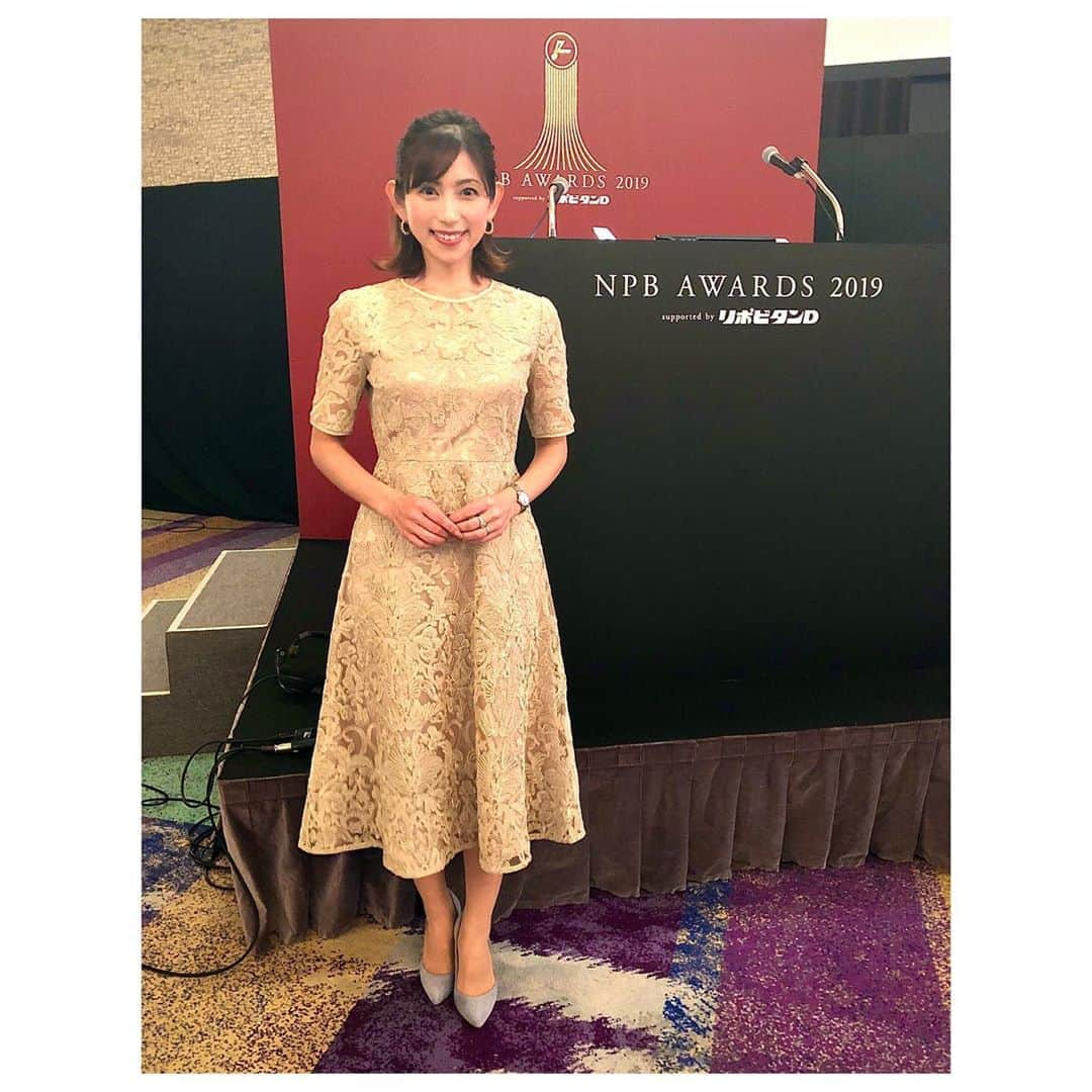 宮崎瑠依さんのインスタグラム写真 - (宮崎瑠依Instagram)「. NPB AWARDS 2019 supported  by リポビタンD  今年も一日司会を務めました🎤  プロ野球のシーズンを締め括る 年に一度の晴れやかな舞台✨ 司会という大役を担えることを毎年幸せに思い、私自身とても楽しみにしている日です。 . 一部のファーム表彰式から始まり二部、そしてパーティと…丸一日司会を務めるのですが、とても分厚い台本を何度も読み込み、今年もしっかり自信をつけて臨みました。 . 受賞された皆様、本当におめでとうございます✨  昨日の衣装はセルフォード @celford_official のコード刺繍レースワンピを選びました！  コードレースが贅沢にあしらわれたセルフォードオリジナルの刺繍が、NPB AWARDSの華やかな雰囲気にピッタリでした✨  #npbawards #npbアワード #celford #パーティードレス  #お疲れちゃま」11月27日 19時49分 - ruimiyazaki