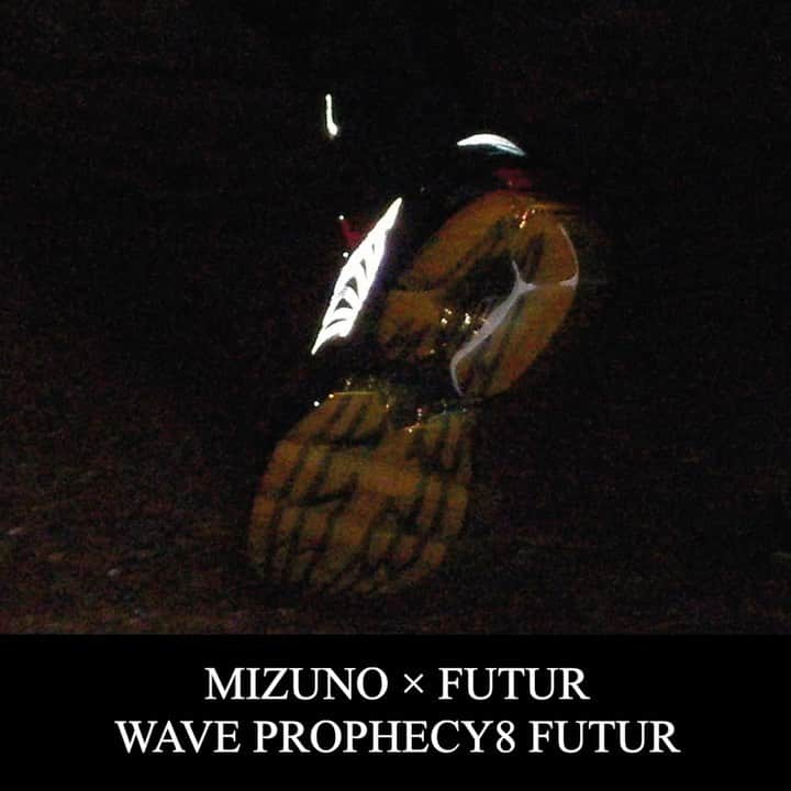 のインスタグラム：「. ブランド : MIZUNO × FUTUR モデル名: WAVE PROPHECY8 FUTUR . ［発売日］ 2019年 11月30日(土) ［ポップアップ情報］ 11月29日(金) - 12月1日(日) / 12:00 - 20:00 Gallery Common（原宿） ※29日一部先行販売予定 ［価　格］ 38,500円（税込） ［販売店］ mita sneakers UNDEFEATED BEAMS JAPAN 3F GR8 WONDER MOUNTAIN Waveystore vendor Styles STORY monkey time FAN DOUBLE OO ‘96 BAIT MIZUNO OSAKA CHAYAMACHI DOVER STREET MARKET GINZA　(BLACKのみ） THE GROUND depot. (BLACKのみ） HYBRYDS (BLACKのみ） Graphpaper (BLACKのみ） FLAT (BLACKのみ） EQUIPMENT (BLACKのみ） . ▼今すぐフォローして最新情報をチェックしよう！ 【MIZUNO 公式アカウント】 ⇒#@mizuno_sports_style . 【FUTUR 公式アカウント】 ⇒#@futur . #futur #mizunokazoku #WAVEPROPHECY8 #ミズノ #足元倶楽部#足元クラブ #足元くら部 #足元 #あしもと倶楽部 #スニーカー#スニーカーコーデ #スニーカー同好会#キックス #靴 #コーディネート#スナップ #ファッションスナップ #ストリートスナップ#お気に入りの一足 #今日の逸足 #逸足#운동화 #kicks #newkicks」