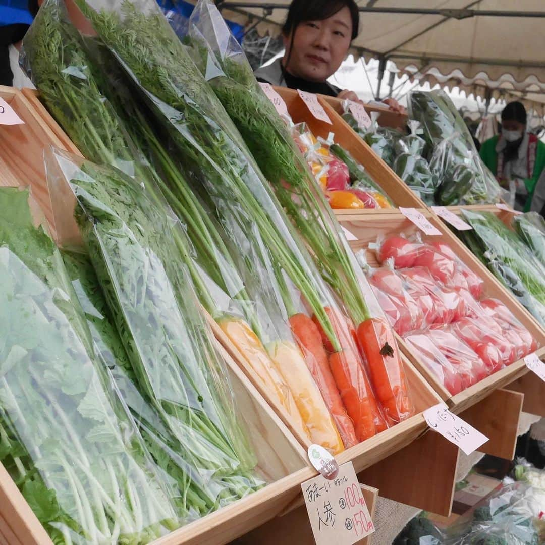 西条市さんのインスタグラム写真 - (西条市Instagram)「つながる里山文化🌾🌼﻿ ﻿ 11/23の「里と山の文化祭」に行ってきました！﻿ ﻿ 農家さんや高校生がつくった野菜や、地元カフェのお菓子、移動式の窯で焼いたビザ🍕が買えたり、いろんなワークショップや地元ばんど #ツージーズ のライブがあったり。﻿ ﻿ 幸せって、自分で手を動かして作れるものなんやなって気づかせてくれる一日でした☀﻿ ﻿ #里と山の文化祭﻿ #丹原町 #丹原 #丹原里山活動隊 #丹原総合公園 #ほた煮﻿ ﻿ ﻿ ﻿ 【共通】﻿ ★西条まつり﻿ 　フォトコンテスト実施中★ （～12/31）﻿ ﻿ お祭りで撮った写真に﻿ ハッシュタグ「lovesaijo」「lovesaijoまつり」﻿ をつけて投稿してください☆﻿ ﻿ 素敵な商品が当たったり、﻿ ポスターなど市のPRに使われるかも。﻿ ﻿ 2015年までの過去の写真もOKなので、﻿ ぜひ投稿・編集を！﻿ 詳しくはストリーズを見てね。﻿ ﻿ ﻿ ﻿ #西条市 #いよ西条 #伊予西条 #愛媛 #四国 #瀬戸内 #Ehime #Shikoku #Setouchi #inaka #田舎暮らし #愛媛旅行 #四国旅行 #shoppingstreet ﻿ #japantravel #japaneseculture #japantrip #explorejapan #visitjapan #traveljapan #travelinjapan」11月27日 19時53分 - lovesaijo