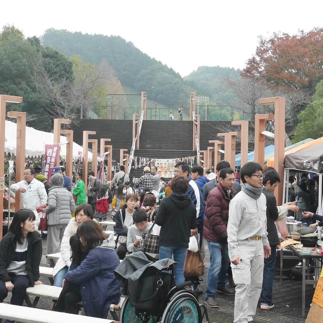 西条市さんのインスタグラム写真 - (西条市Instagram)「つながる里山文化🌾🌼﻿ ﻿ 11/23の「里と山の文化祭」に行ってきました！﻿ ﻿ 農家さんや高校生がつくった野菜や、地元カフェのお菓子、移動式の窯で焼いたビザ🍕が買えたり、いろんなワークショップや地元ばんど #ツージーズ のライブがあったり。﻿ ﻿ 幸せって、自分で手を動かして作れるものなんやなって気づかせてくれる一日でした☀﻿ ﻿ #里と山の文化祭﻿ #丹原町 #丹原 #丹原里山活動隊 #丹原総合公園 #ほた煮﻿ ﻿ ﻿ ﻿ 【共通】﻿ ★西条まつり﻿ 　フォトコンテスト実施中★ （～12/31）﻿ ﻿ お祭りで撮った写真に﻿ ハッシュタグ「lovesaijo」「lovesaijoまつり」﻿ をつけて投稿してください☆﻿ ﻿ 素敵な商品が当たったり、﻿ ポスターなど市のPRに使われるかも。﻿ ﻿ 2015年までの過去の写真もOKなので、﻿ ぜひ投稿・編集を！﻿ 詳しくはストリーズを見てね。﻿ ﻿ ﻿ ﻿ #西条市 #いよ西条 #伊予西条 #愛媛 #四国 #瀬戸内 #Ehime #Shikoku #Setouchi #inaka #田舎暮らし #愛媛旅行 #四国旅行 #shoppingstreet ﻿ #japantravel #japaneseculture #japantrip #explorejapan #visitjapan #traveljapan #travelinjapan」11月27日 19時53分 - lovesaijo