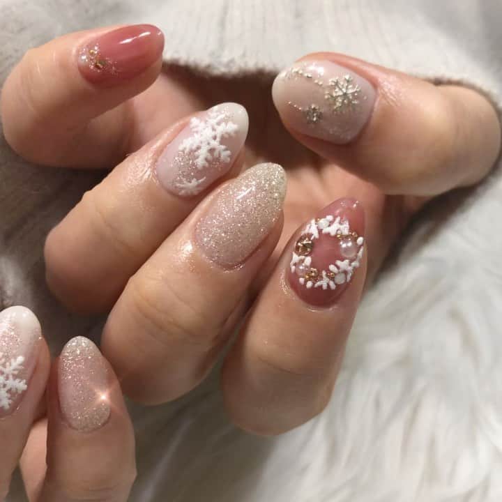 のインスタグラム：「ホワイトクリスマス☆ ・ 今旬ネイルってことで セレクトグリッター新色｢クリスタルホワイト｣とボアパウダーを使ってのホワイトクリスマス🎄✨❄ ・ ・ 新色グリッターのクリスタルホワイトは冬デザインにほんとピッタリなカラーですよ👍 @tsumekira ・ ・ ・ ボアパウダー先行発売中！ @jein_apre ・ ビューティガレージ発売は29日より @raygel.nail_official ・ ・ ・ ・ ・ ・ ネイル、セミナーのご予約お問い合わせはこちらから⬇️ プライベートサロンCoolCute 中目黒駅徒歩２分  ご予約はLINEより LINE 🆔→「@ghu9662h」 ※@マークをつけたままご検索ください。  新店舗につき、ご新規様大歓迎。 お気軽にお問い合わせくださいませ。 ・ ・ ・ #ファッション#グリッター#グリッターネイル#ネイルエキスポ#新色#大人可愛い#かっこかわいい#coolcute#ツメキラ#hidekazu#ネイル#ネイルアート#ネイルデザイン#ジェルネイル#ジェルアート#ラメネイル#クリスマスネイル#クリスマスツリー#ホワイトクリスマス#クリスマス#nail#nails#nailart#nailartist#gelnail#Glitternails#Glitternail#Xmas#whiteXmas#christmas」