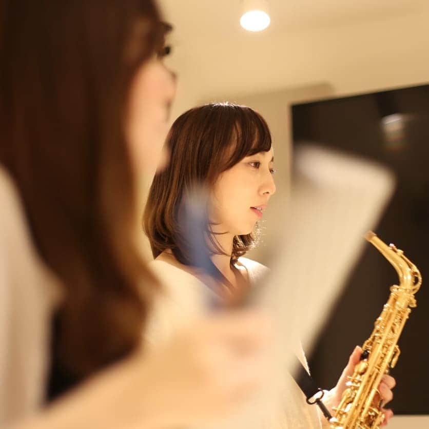 岸田彩加さんのインスタグラム写真 - (岸田彩加Instagram)「【サックス記録🎷】 発表会前に3回のレッスンをしましたが、まだ少し不安だったので、もう一度だけ、先生にレッスンしてもらえることに！ 発表会の前に確実に音を出せるまで持っていってくれると言う「音だし保証」と言うものがあり、それを利用しました。 ・ 息が苦しくなって途中で吹けなくなってしまっていたのが、今回はしっかり最後まで吹くことができました！ 先生もすごく喜んでくれてとても嬉しい(^^) 本番までの準備はバッチリになりました！ ・ #EYSメソッド体験記！ #EYS音楽教室 #私のオトカツ体験 #サックス #楽器 #プレゼント #習い事 #大人の習い事 #音楽 #music #アナウンサー #フリーアナウンサー #音楽教室 #pr」11月27日 20時02分 - kishida_ayaka1122