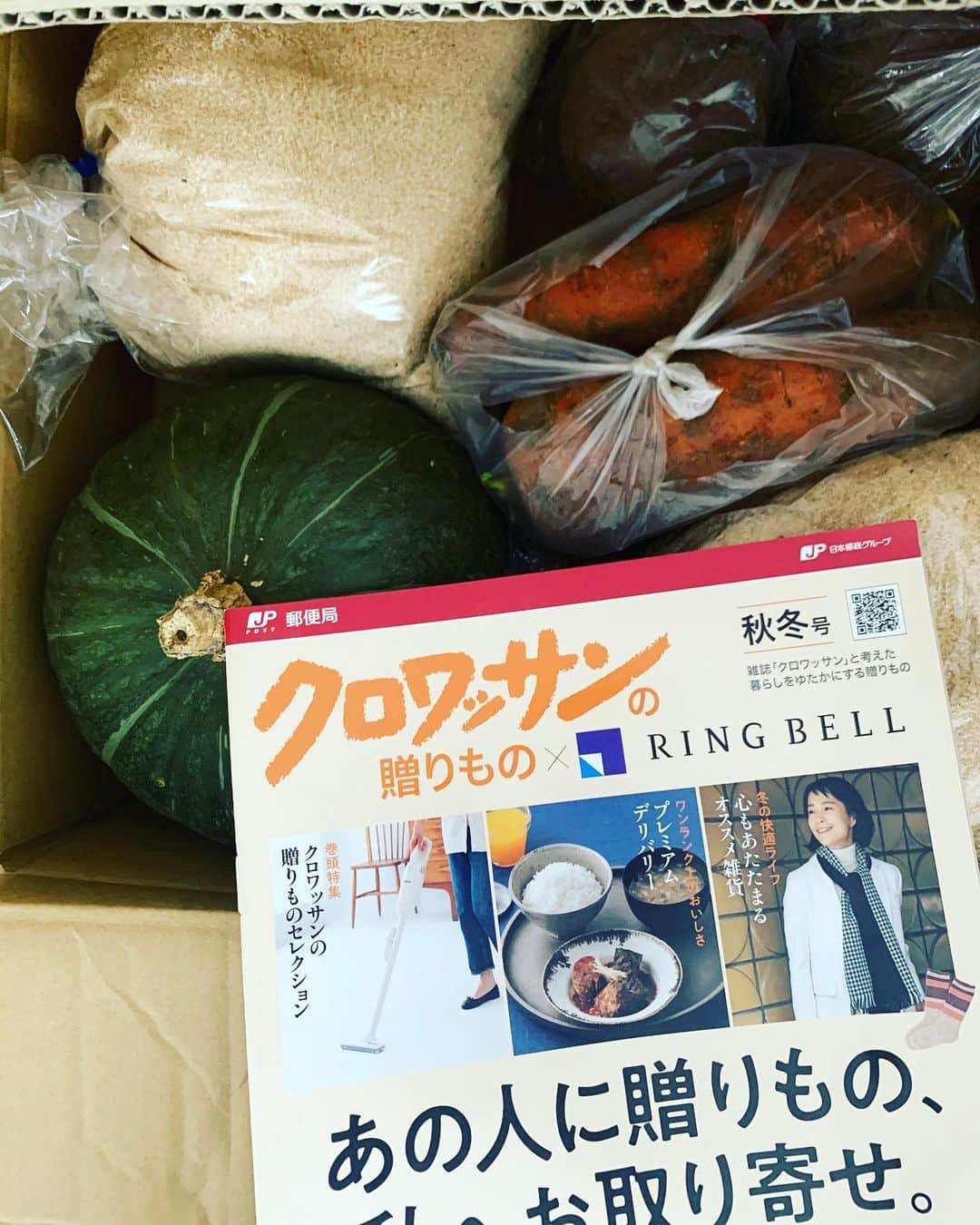 AYUMIさんのインスタグラム写真 - (AYUMIInstagram)「北海道の友達から届いた段ボールを あけると…自分がいて思わず笑っちゃった！ 郵便局においてある〝クロワッサンの贈り物“のカタログを、郵便局に勤めているお友達が、野菜と一緒に送ってくれました😆 十勝の野菜に喜んでいたら、別の友達、浦幌町のTOMITAファームからも野菜が届いて✨自分が育った場所の野菜を食べられるのがとってもありがたくて。 みんなの優しい気持ちに感謝しながら ご飯作りをしたいと思います☺️ . 全国の郵便局で、贈り物やお取り寄せに役立つ 〝クロワッサンの贈り物“のカタログが無料配布されていますので、ぜひお手にとってみてください♪ . . #北海道十勝 #故郷の野菜 #実りに感謝 #やさしいきもち #ありがとう #クロワッサンの贈り物 #全国の郵便局で」11月27日 20時02分 - ayumiayunco