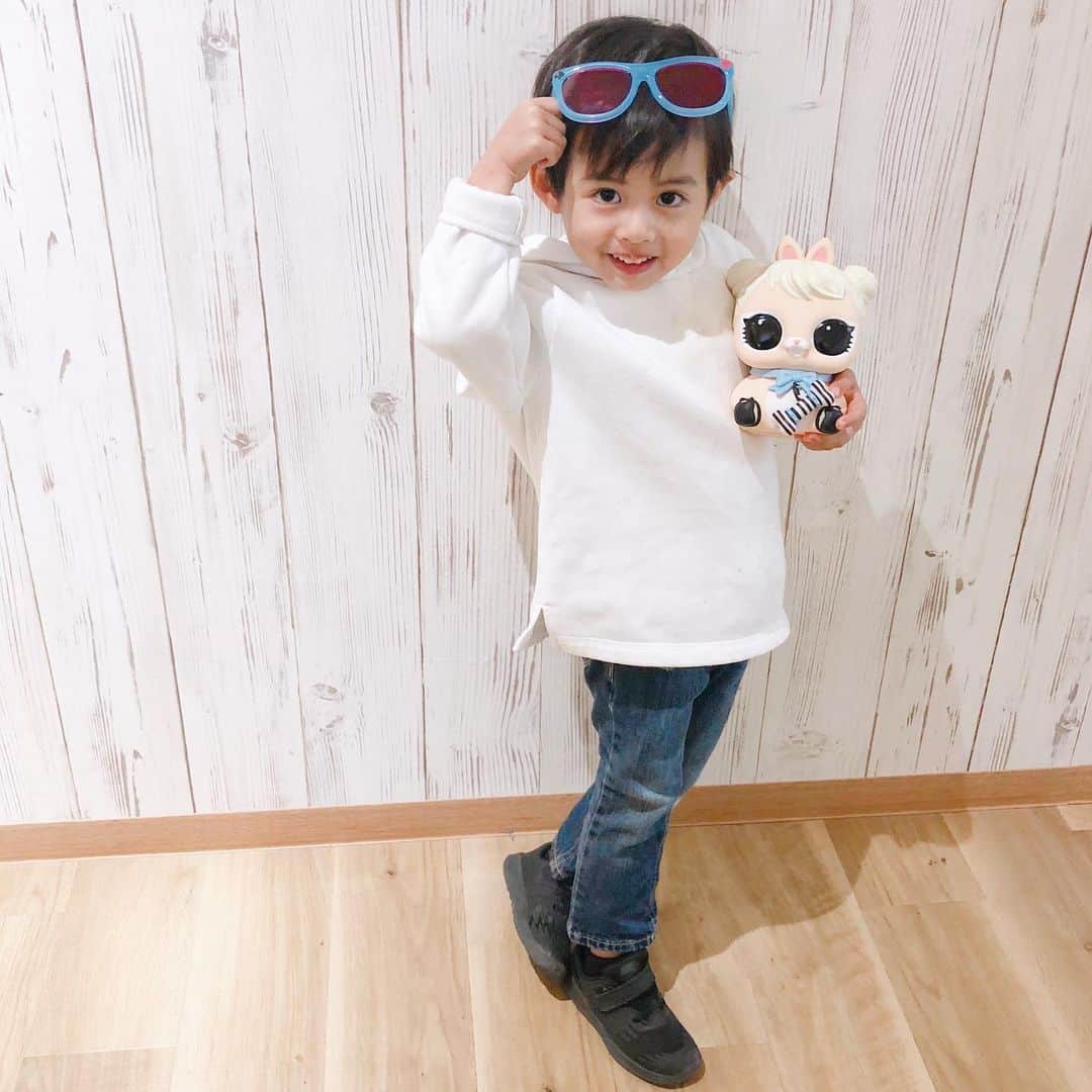A_kun*mamaさんのインスタグラム写真 - (A_kun*mamaInstagram)「﻿ あーくんの新しい仲間を﻿ ご紹介します💓😂﻿ ﻿ L.O.L. サプライズ! ﻿ ペット サプライズの﻿ コットンテイル キュー.ティー.ちゃんです💓﻿ ﻿ アクセサリーとかも色々入っていて﻿ すごくオシャレでかわいいの😍❤️﻿ しかもなんと貯金箱にも﻿ リュックにもなるんです‼️😳﻿ ﻿ あーくんは大喜びでお出かけに﻿ 連れて行ってます😂💓﻿ ﻿ このファンキーなサングラスも﻿ 付いているので🕶いろんな人に﻿ 「あらーかわいいねー❤️😍」と﻿ 声かけてもらってご機嫌です✨😂笑﻿ ﻿ ﻿ L.O.L.サプライズ！公式アカウントで﻿ 11/30までInstagramキャンペーンが﻿ 実施されているのでチェックしてみてね〜💓 @lolsurprise_japan_official ﻿ ﻿ ﻿  #lolサプライズ #おでかけlol #キャンペーン企画 #ふわもこ部 #PR #ペットの日 #クリスマスプレゼント🎁　#男の子 #息子 #ベビフル #ママリ  #ベビリトル #コドモダカラ  #justbaby #インスタキッズ #親バカ部 #ig_oyabakabu #お出かけ #コズレ #mamanoko #かわいい  #きょコ  #男の子コーデ #男の子ママ #男の子育児  #キッズコーデ #3歳男の子 #3歳10ヶ月  #クリスマス　#xmas」11月27日 20時06分 - aaaooo121