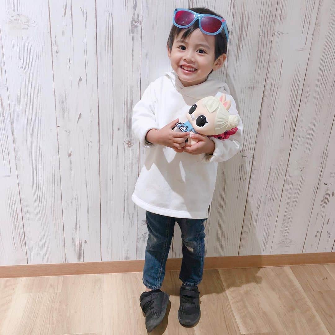 A_kun*mamaさんのインスタグラム写真 - (A_kun*mamaInstagram)「﻿ あーくんの新しい仲間を﻿ ご紹介します💓😂﻿ ﻿ L.O.L. サプライズ! ﻿ ペット サプライズの﻿ コットンテイル キュー.ティー.ちゃんです💓﻿ ﻿ アクセサリーとかも色々入っていて﻿ すごくオシャレでかわいいの😍❤️﻿ しかもなんと貯金箱にも﻿ リュックにもなるんです‼️😳﻿ ﻿ あーくんは大喜びでお出かけに﻿ 連れて行ってます😂💓﻿ ﻿ このファンキーなサングラスも﻿ 付いているので🕶いろんな人に﻿ 「あらーかわいいねー❤️😍」と﻿ 声かけてもらってご機嫌です✨😂笑﻿ ﻿ ﻿ L.O.L.サプライズ！公式アカウントで﻿ 11/30までInstagramキャンペーンが﻿ 実施されているのでチェックしてみてね〜💓 @lolsurprise_japan_official ﻿ ﻿ ﻿  #lolサプライズ #おでかけlol #キャンペーン企画 #ふわもこ部 #PR #ペットの日 #クリスマスプレゼント🎁　#男の子 #息子 #ベビフル #ママリ  #ベビリトル #コドモダカラ  #justbaby #インスタキッズ #親バカ部 #ig_oyabakabu #お出かけ #コズレ #mamanoko #かわいい  #きょコ  #男の子コーデ #男の子ママ #男の子育児  #キッズコーデ #3歳男の子 #3歳10ヶ月  #クリスマス　#xmas」11月27日 20時06分 - aaaooo121