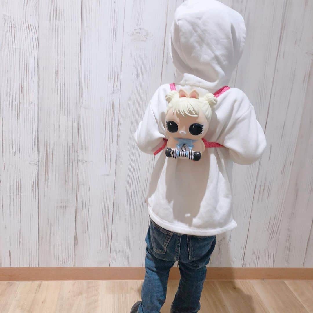 A_kun*mamaさんのインスタグラム写真 - (A_kun*mamaInstagram)「﻿ あーくんの新しい仲間を﻿ ご紹介します💓😂﻿ ﻿ L.O.L. サプライズ! ﻿ ペット サプライズの﻿ コットンテイル キュー.ティー.ちゃんです💓﻿ ﻿ アクセサリーとかも色々入っていて﻿ すごくオシャレでかわいいの😍❤️﻿ しかもなんと貯金箱にも﻿ リュックにもなるんです‼️😳﻿ ﻿ あーくんは大喜びでお出かけに﻿ 連れて行ってます😂💓﻿ ﻿ このファンキーなサングラスも﻿ 付いているので🕶いろんな人に﻿ 「あらーかわいいねー❤️😍」と﻿ 声かけてもらってご機嫌です✨😂笑﻿ ﻿ ﻿ L.O.L.サプライズ！公式アカウントで﻿ 11/30までInstagramキャンペーンが﻿ 実施されているのでチェックしてみてね〜💓 @lolsurprise_japan_official ﻿ ﻿ ﻿  #lolサプライズ #おでかけlol #キャンペーン企画 #ふわもこ部 #PR #ペットの日 #クリスマスプレゼント🎁　#男の子 #息子 #ベビフル #ママリ  #ベビリトル #コドモダカラ  #justbaby #インスタキッズ #親バカ部 #ig_oyabakabu #お出かけ #コズレ #mamanoko #かわいい  #きょコ  #男の子コーデ #男の子ママ #男の子育児  #キッズコーデ #3歳男の子 #3歳10ヶ月  #クリスマス　#xmas」11月27日 20時06分 - aaaooo121