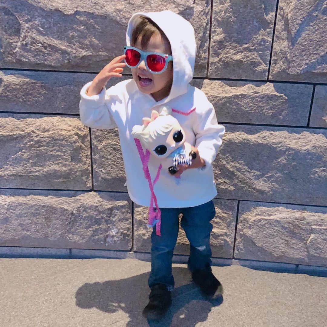 A_kun*mamaさんのインスタグラム写真 - (A_kun*mamaInstagram)「﻿ あーくんの新しい仲間を﻿ ご紹介します💓😂﻿ ﻿ L.O.L. サプライズ! ﻿ ペット サプライズの﻿ コットンテイル キュー.ティー.ちゃんです💓﻿ ﻿ アクセサリーとかも色々入っていて﻿ すごくオシャレでかわいいの😍❤️﻿ しかもなんと貯金箱にも﻿ リュックにもなるんです‼️😳﻿ ﻿ あーくんは大喜びでお出かけに﻿ 連れて行ってます😂💓﻿ ﻿ このファンキーなサングラスも﻿ 付いているので🕶いろんな人に﻿ 「あらーかわいいねー❤️😍」と﻿ 声かけてもらってご機嫌です✨😂笑﻿ ﻿ ﻿ L.O.L.サプライズ！公式アカウントで﻿ 11/30までInstagramキャンペーンが﻿ 実施されているのでチェックしてみてね〜💓 @lolsurprise_japan_official ﻿ ﻿ ﻿  #lolサプライズ #おでかけlol #キャンペーン企画 #ふわもこ部 #PR #ペットの日 #クリスマスプレゼント🎁　#男の子 #息子 #ベビフル #ママリ  #ベビリトル #コドモダカラ  #justbaby #インスタキッズ #親バカ部 #ig_oyabakabu #お出かけ #コズレ #mamanoko #かわいい  #きょコ  #男の子コーデ #男の子ママ #男の子育児  #キッズコーデ #3歳男の子 #3歳10ヶ月  #クリスマス　#xmas」11月27日 20時06分 - aaaooo121