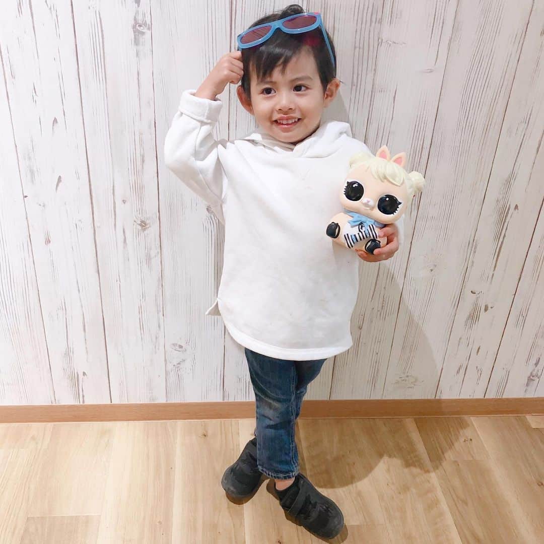 A_kun*mamaさんのインスタグラム写真 - (A_kun*mamaInstagram)「﻿ あーくんの新しい仲間を﻿ ご紹介します💓😂﻿ ﻿ L.O.L. サプライズ! ﻿ ペット サプライズの﻿ コットンテイル キュー.ティー.ちゃんです💓﻿ ﻿ アクセサリーとかも色々入っていて﻿ すごくオシャレでかわいいの😍❤️﻿ しかもなんと貯金箱にも﻿ リュックにもなるんです‼️😳﻿ ﻿ あーくんは大喜びでお出かけに﻿ 連れて行ってます😂💓﻿ ﻿ このファンキーなサングラスも﻿ 付いているので🕶いろんな人に﻿ 「あらーかわいいねー❤️😍」と﻿ 声かけてもらってご機嫌です✨😂笑﻿ ﻿ ﻿ L.O.L.サプライズ！公式アカウントで﻿ 11/30までInstagramキャンペーンが﻿ 実施されているのでチェックしてみてね〜💓 @lolsurprise_japan_official ﻿ ﻿ ﻿  #lolサプライズ #おでかけlol #キャンペーン企画 #ふわもこ部 #PR #ペットの日 #クリスマスプレゼント🎁　#男の子 #息子 #ベビフル #ママリ  #ベビリトル #コドモダカラ  #justbaby #インスタキッズ #親バカ部 #ig_oyabakabu #お出かけ #コズレ #mamanoko #かわいい  #きょコ  #男の子コーデ #男の子ママ #男の子育児  #キッズコーデ #3歳男の子 #3歳10ヶ月  #クリスマス　#xmas」11月27日 20時06分 - aaaooo121